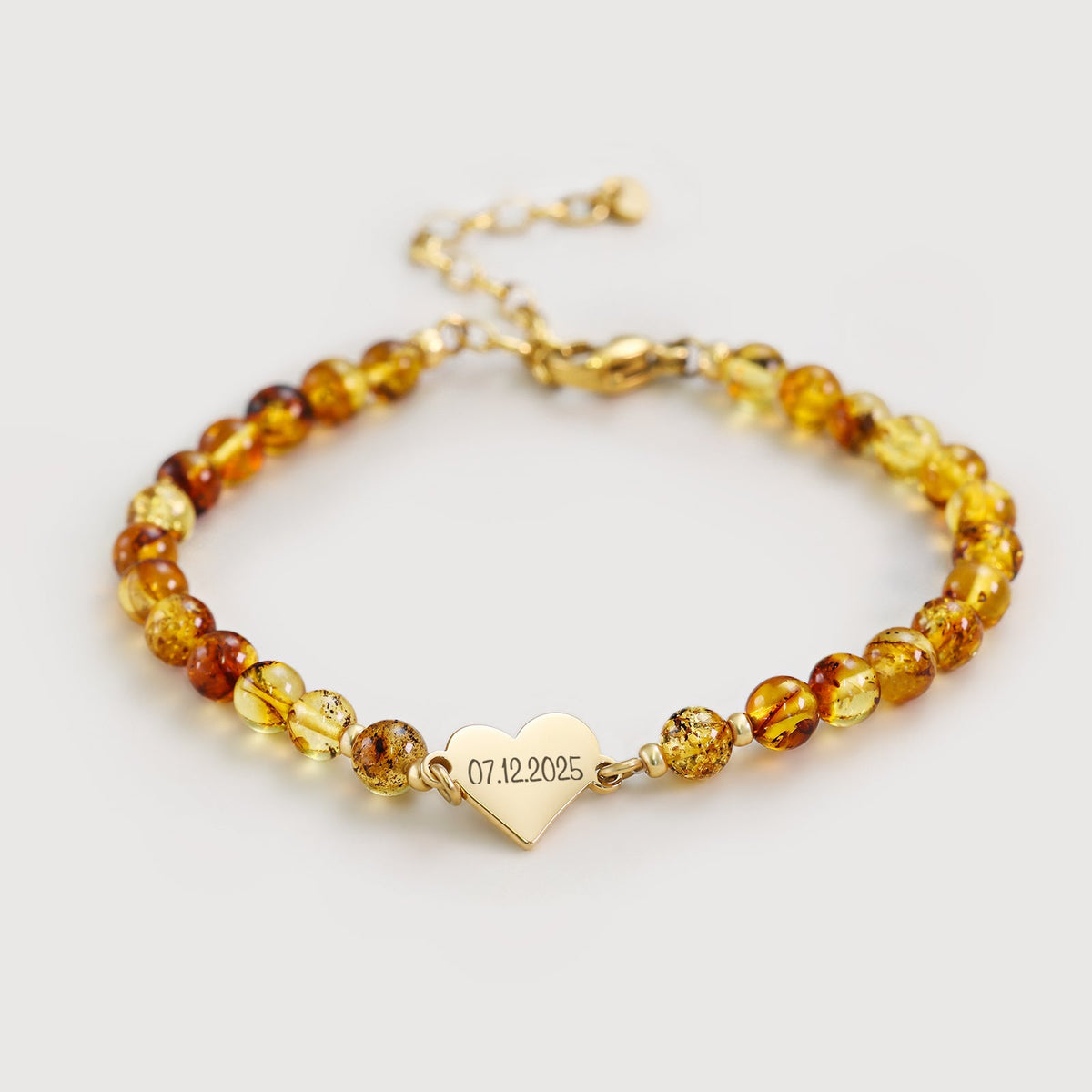 Bernstein-Armband mit graviertem goldenem Herzplättchen und dem Datum 07.12.2025
