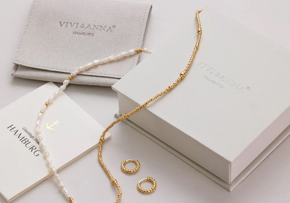 VIVIANNA Schmuckverpackung aus Hamburg mit Samtbeutel, Schachtel und Karte, dazu eine Perlenkette und goldene Creolen