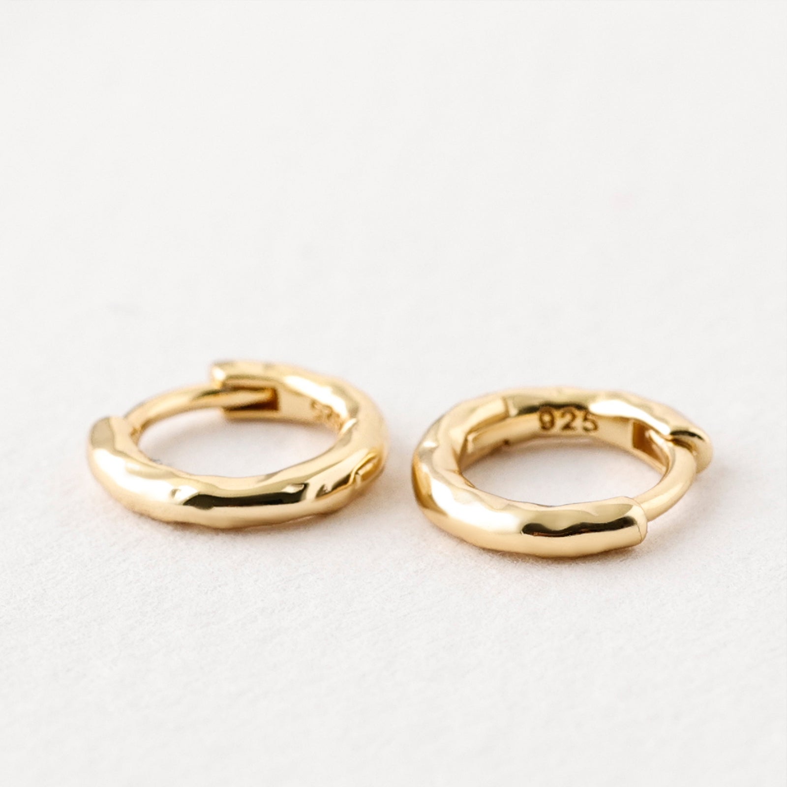 Mini Creolen aus 925er Sterling Silber - Creolen Hammerschlag - Gold oder Silber - Mini Ohrringe - OS001 - VIVIANNASCHMUCK