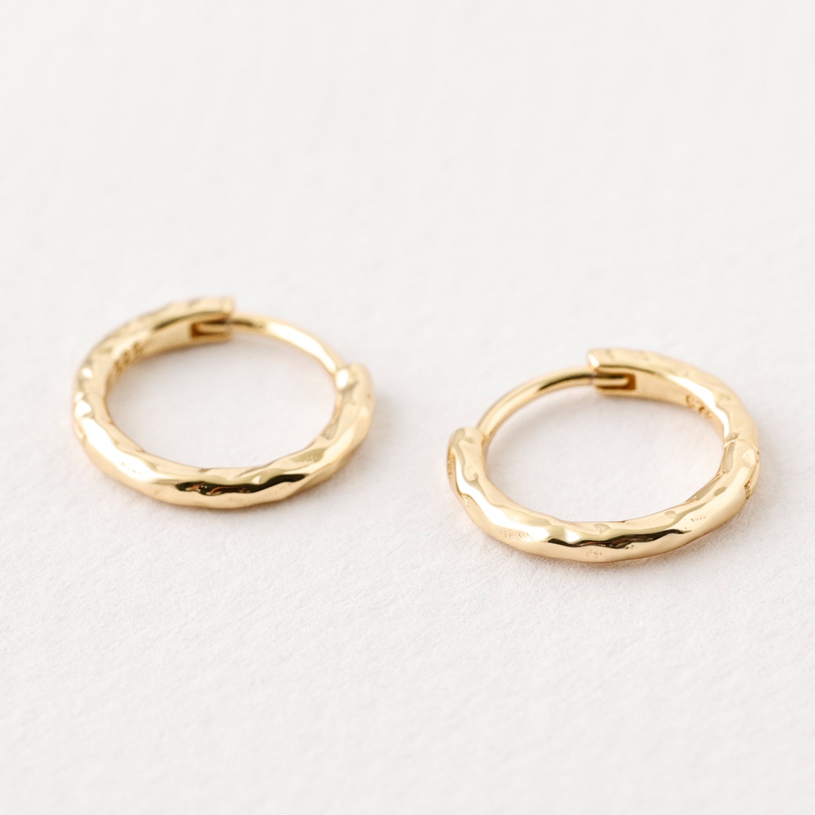 Creolen aus 925er Sterling Silber - Creolen mit Hammerschlag - Gold oder Silber - mittelgroße Ohrringe- OS003 - VIVIANNASCHMUCK