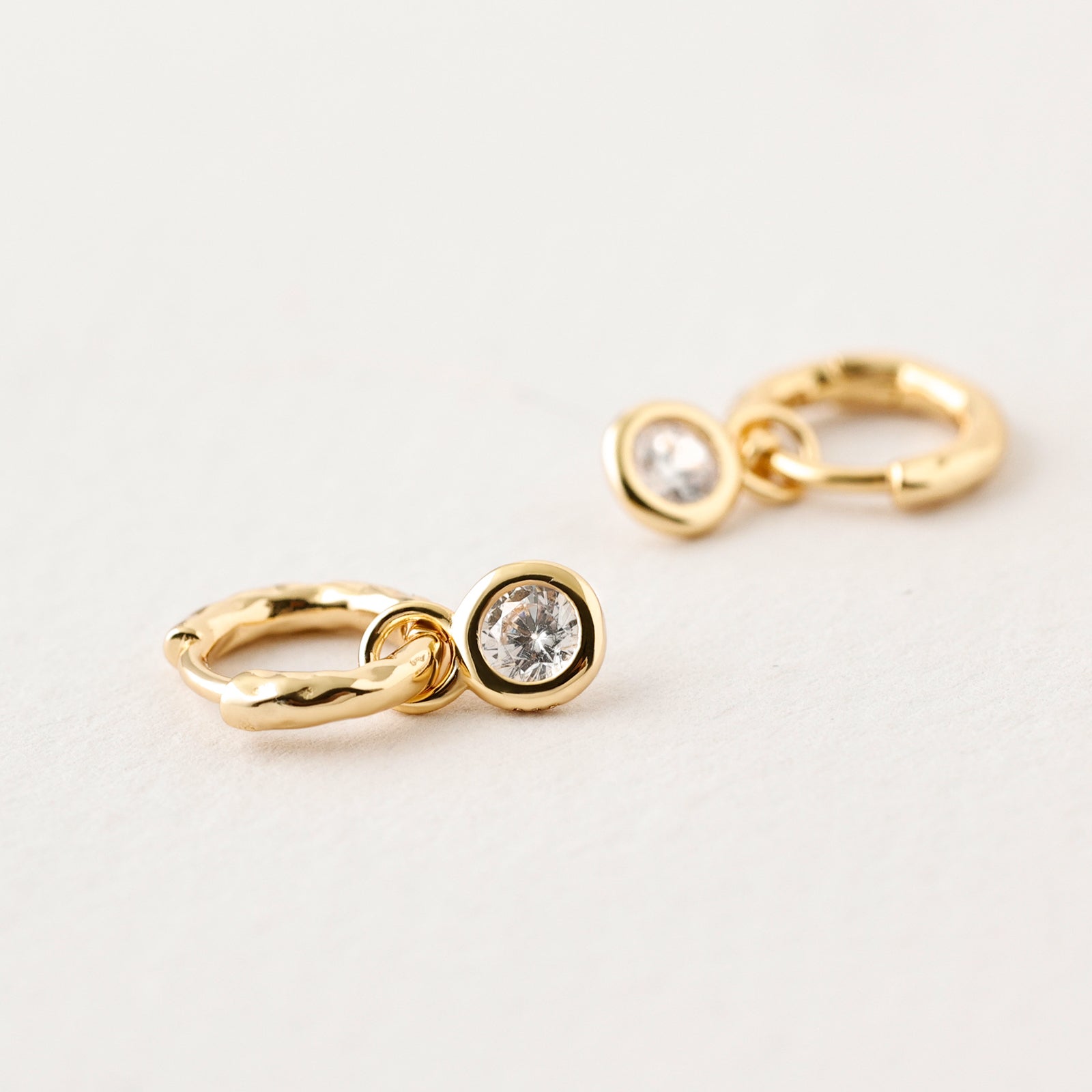 Mini Creolen aus 925er Sterling Silber mit funkelndem Zirkonia - Anhänger - Creolen Hammerschlag - Gold oder Silber - Mini Ohrringe - OS005 - VIVIANNASCHMUCK
