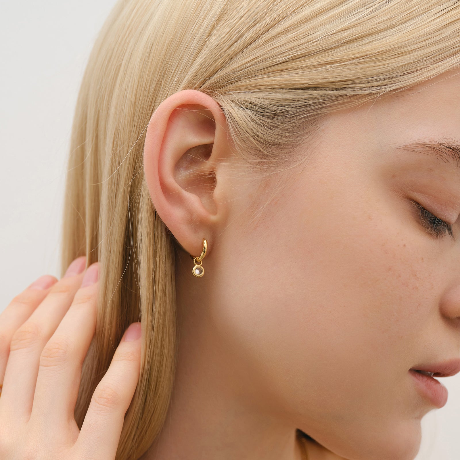 Mini Hammerschlag Creolen Ohrringe mit Zirkonia Anhänger - 925er Sterling Silber Ohrringe VIVIANNASCHMUCK