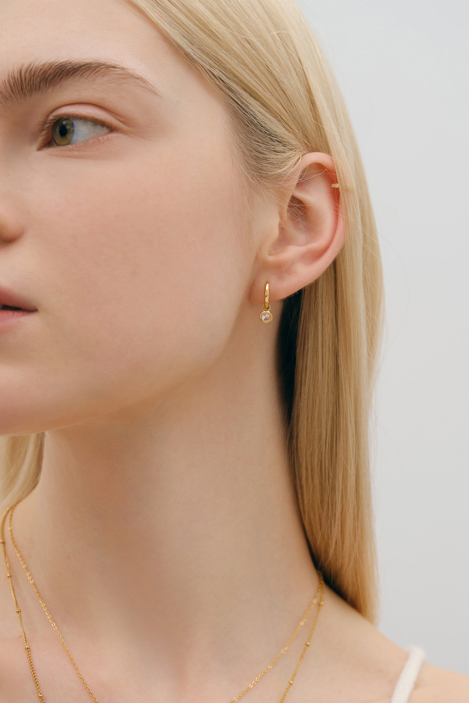 Mini Hammerschlag Creolen Ohrringe mit Zirkonia Anhänger - 925er Sterling Silber Ohrringe VIVIANNASCHMUCK