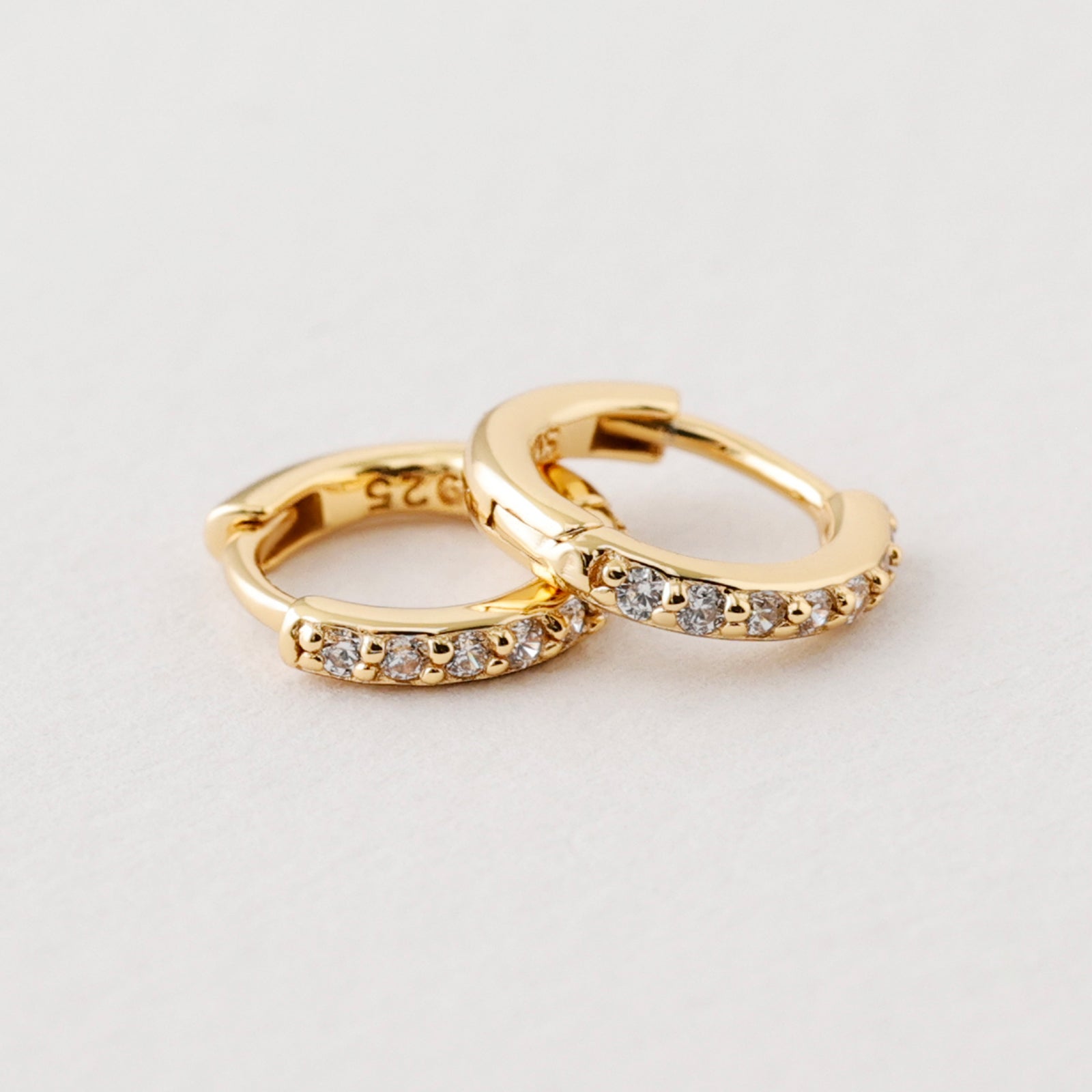 Kleine 925er Silber Creolen mit Zirkonia Steinen - VIVIANNASCHMUCK