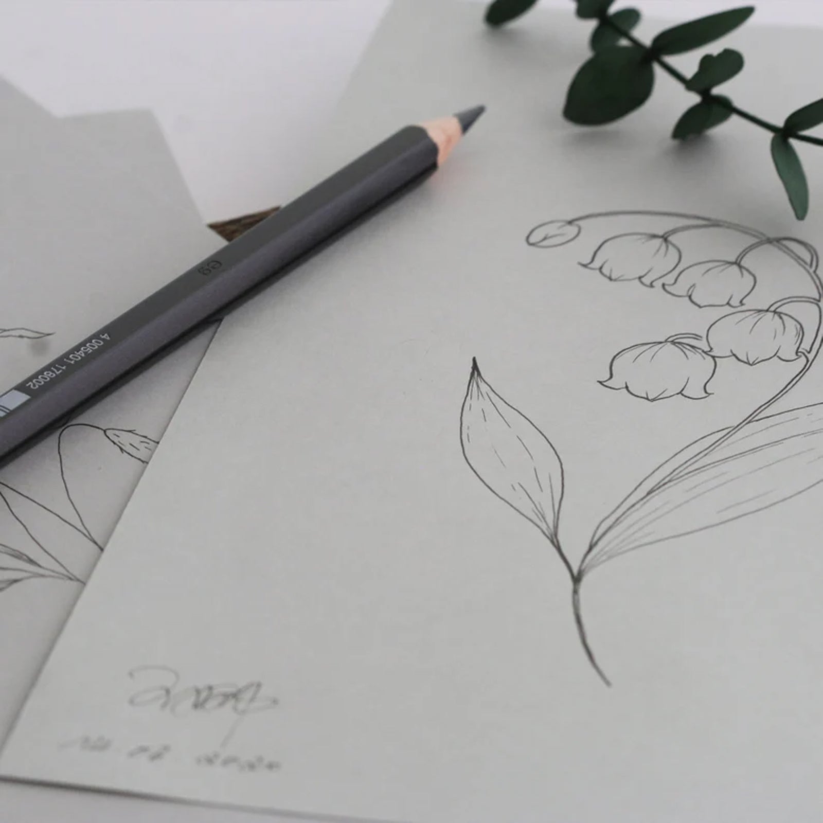 Personalisierte Halskette mit handgezeichneten Geburtsblumen - rund