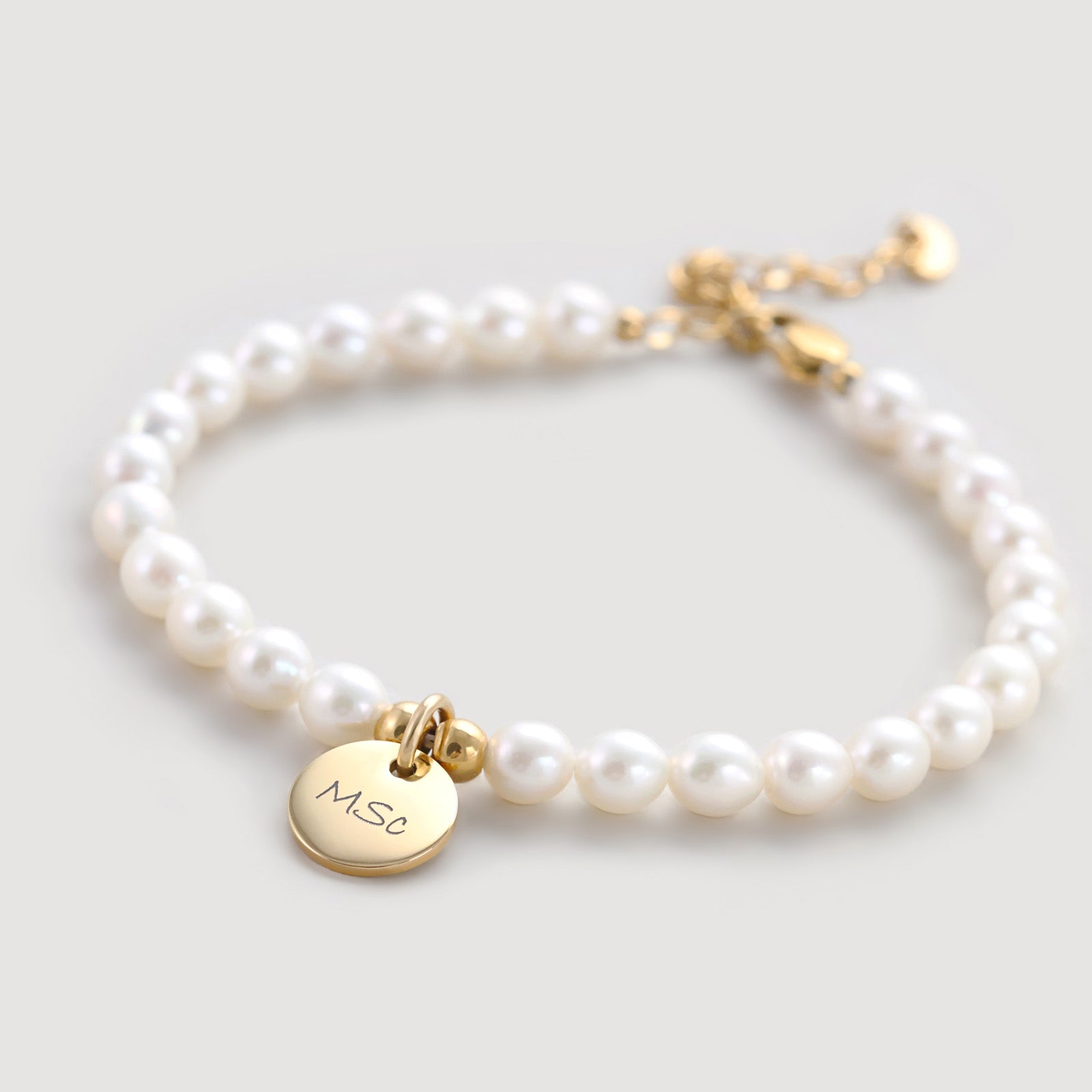 Elegantes Armband aus Süßwasserperlen mit Gravurplättchen Damen Armband VIVIANNASCHMUCK