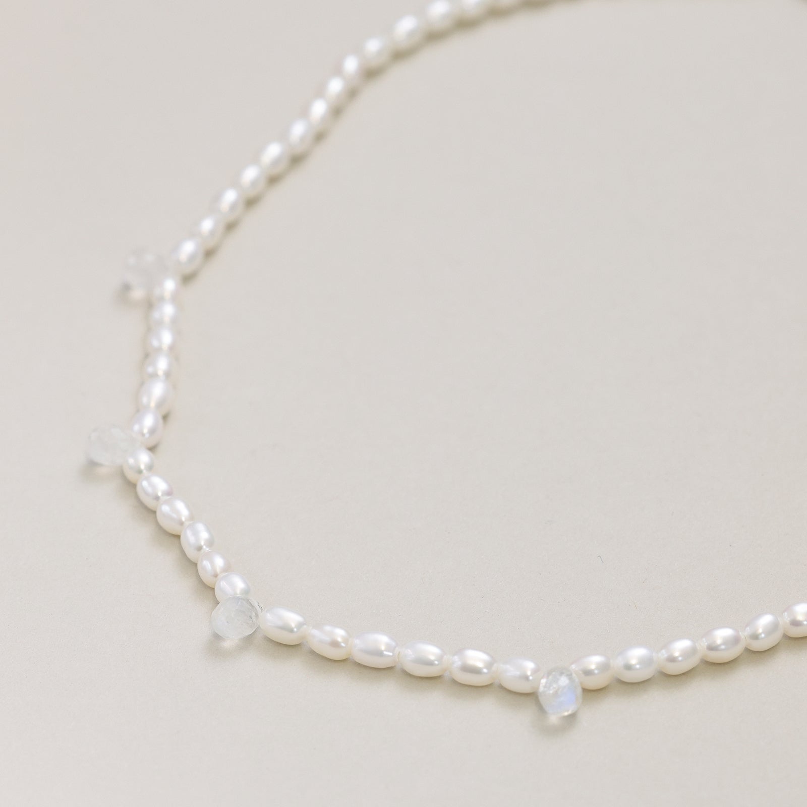 Perlenkette mit Mondsteinen – Süßwasserperlen & 925er Silber