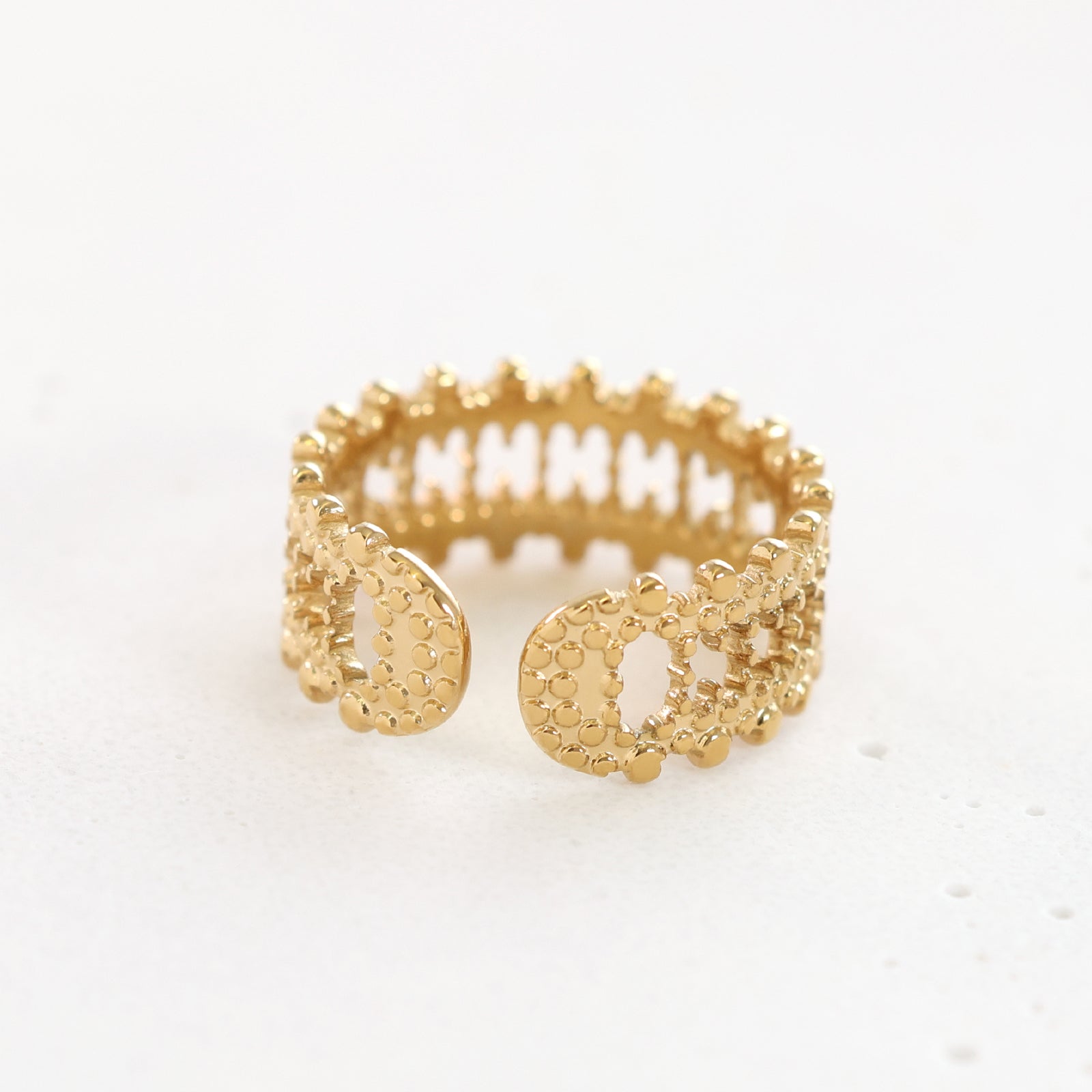 Goldener Ring mit filigraner Spitzenstruktur – Edelstahl, verstellbar