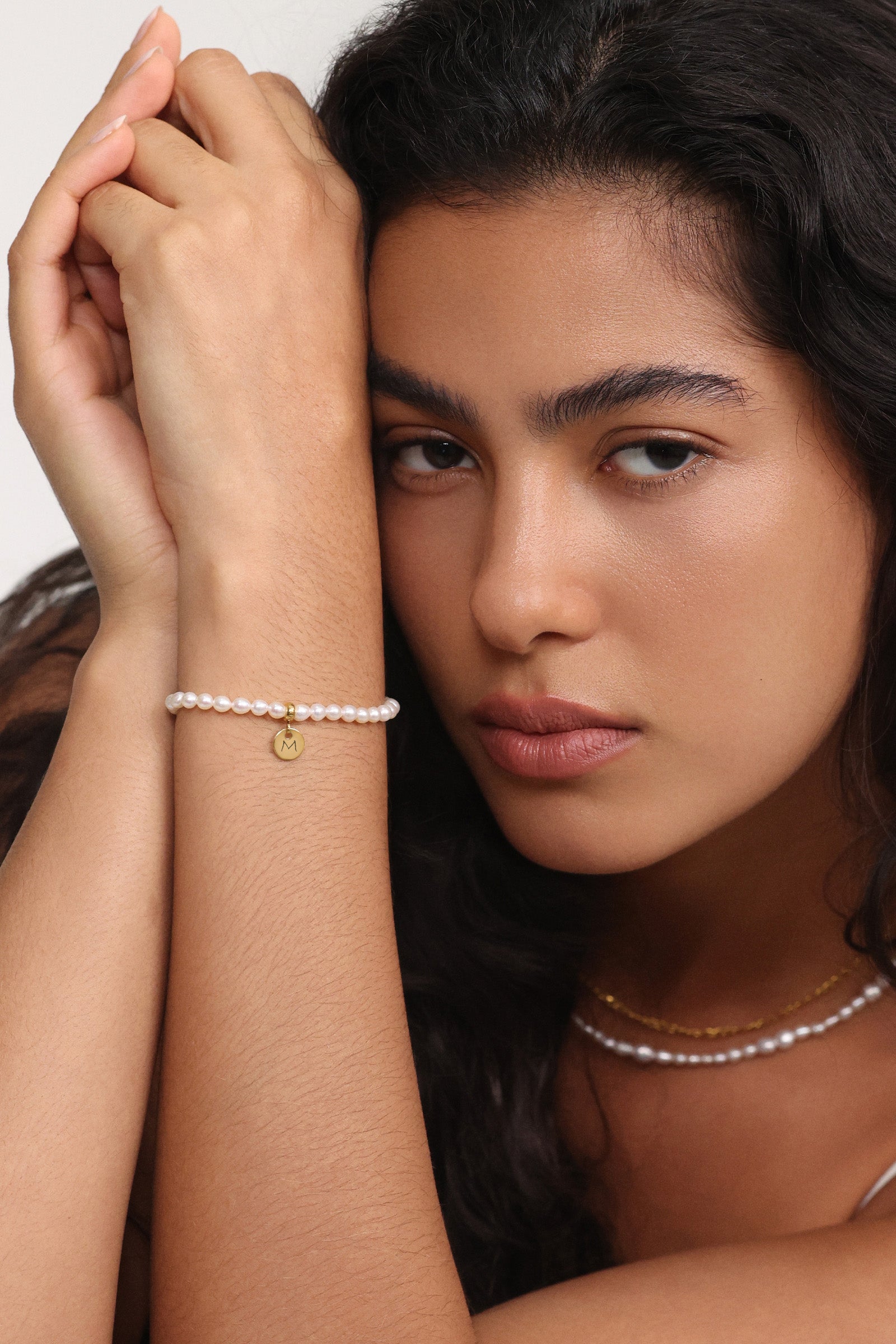 Perlenarmband aus Süßwasserperlen mit rundem Plättchen