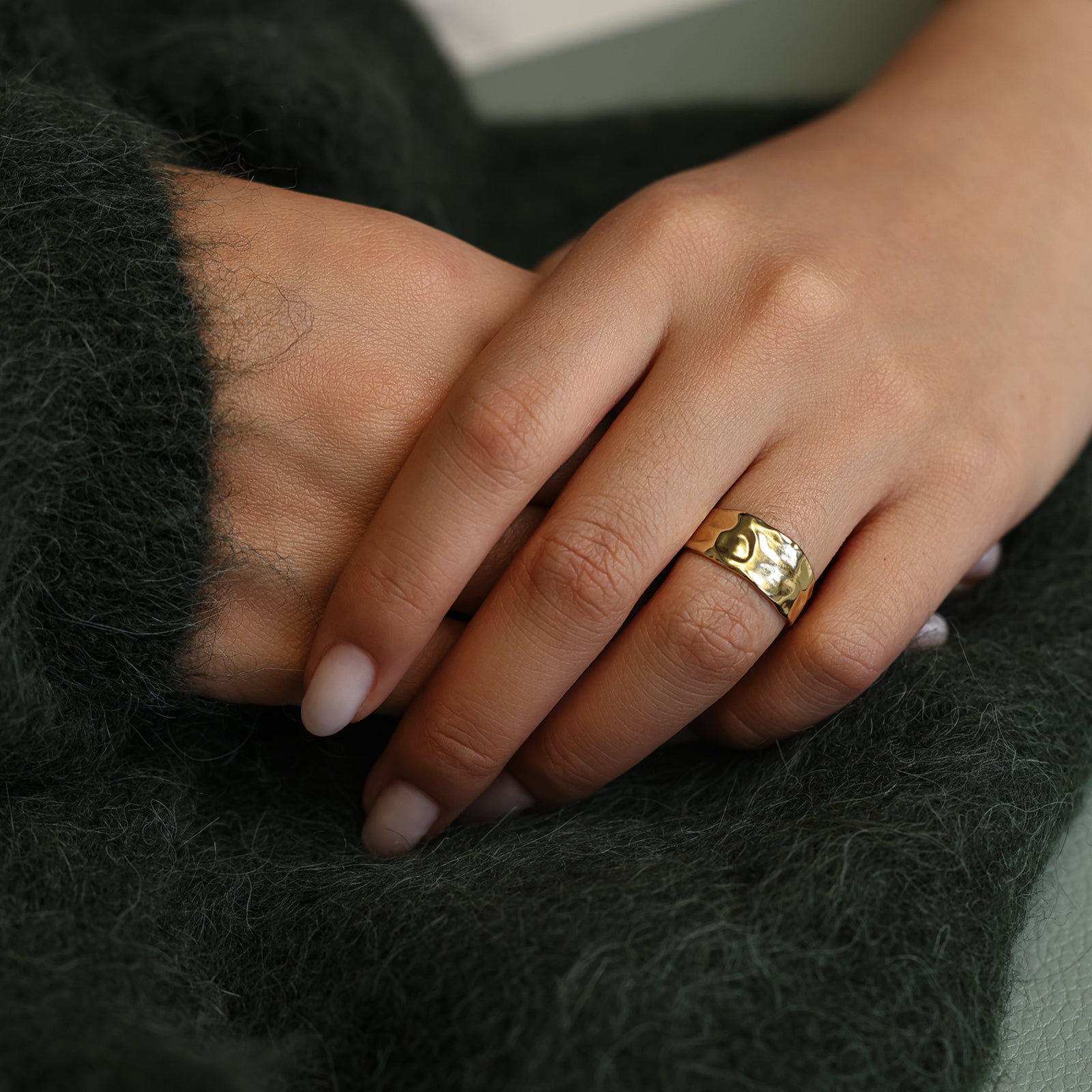 Goldener Ring mit Hammerschlag-Optik – Edelstahl, verstellbar