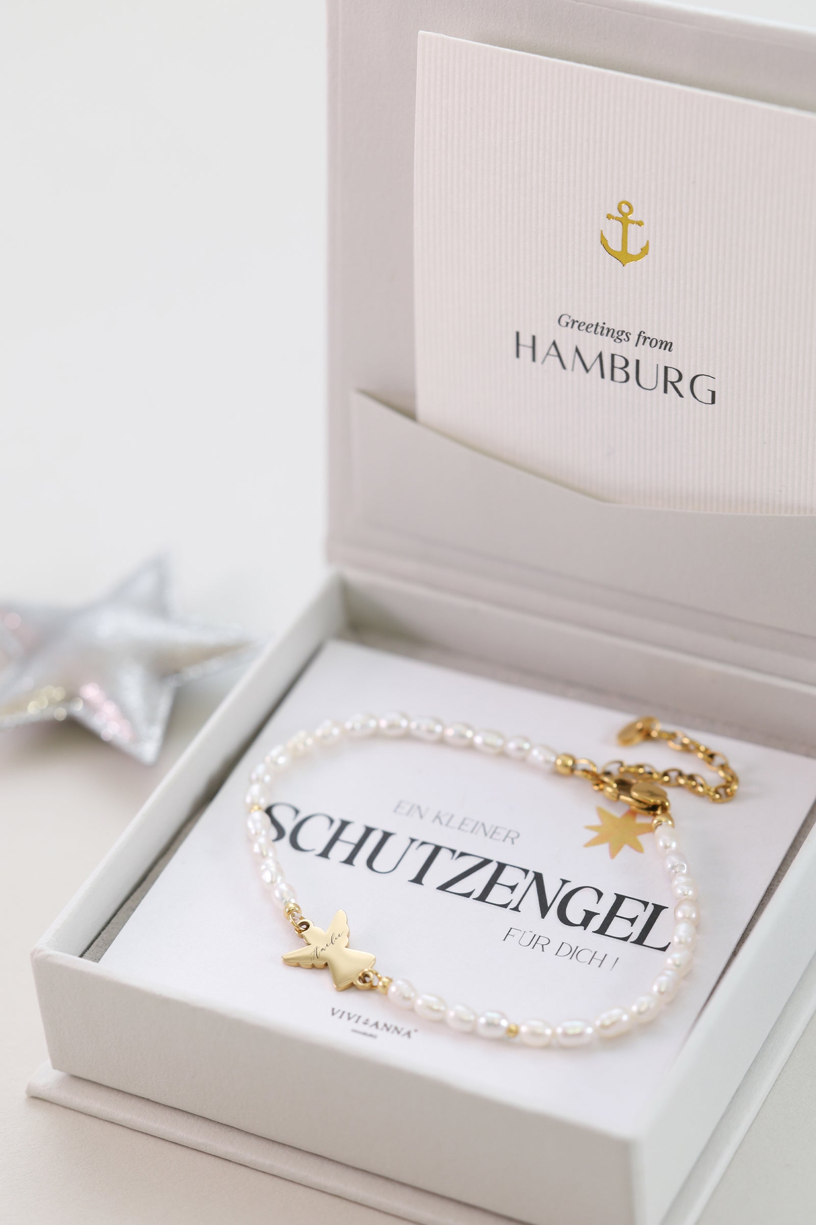 Schutzengel-Perlenarmband in Geschenkbox mit Karten 'Schutzengel für dich' und 'Greetings from Hamburg'