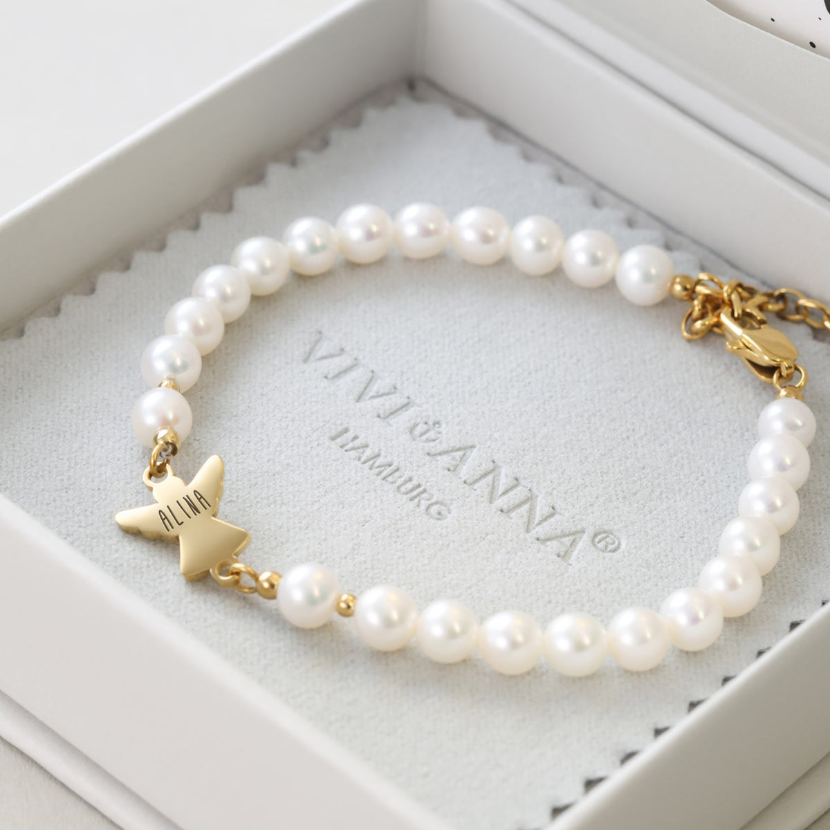 Engel Armband mit Süßwasserperlen in Gold, in Geschenkbox mit Namen 'Alina' graviert