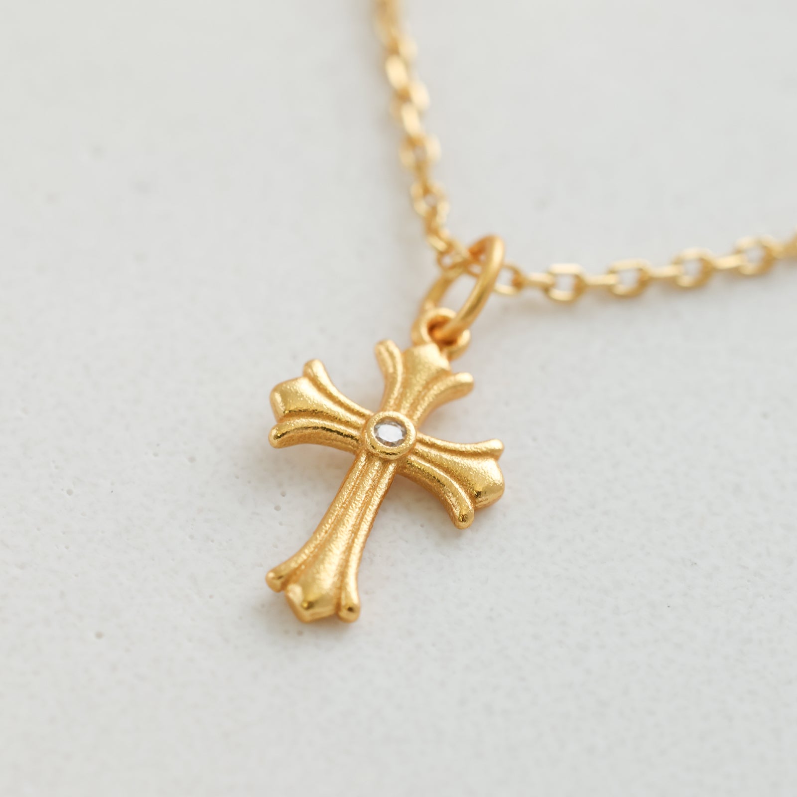 Feine Kreuzkette mit Zirkonia und Gravurplättchen - 925 Sterling Silber