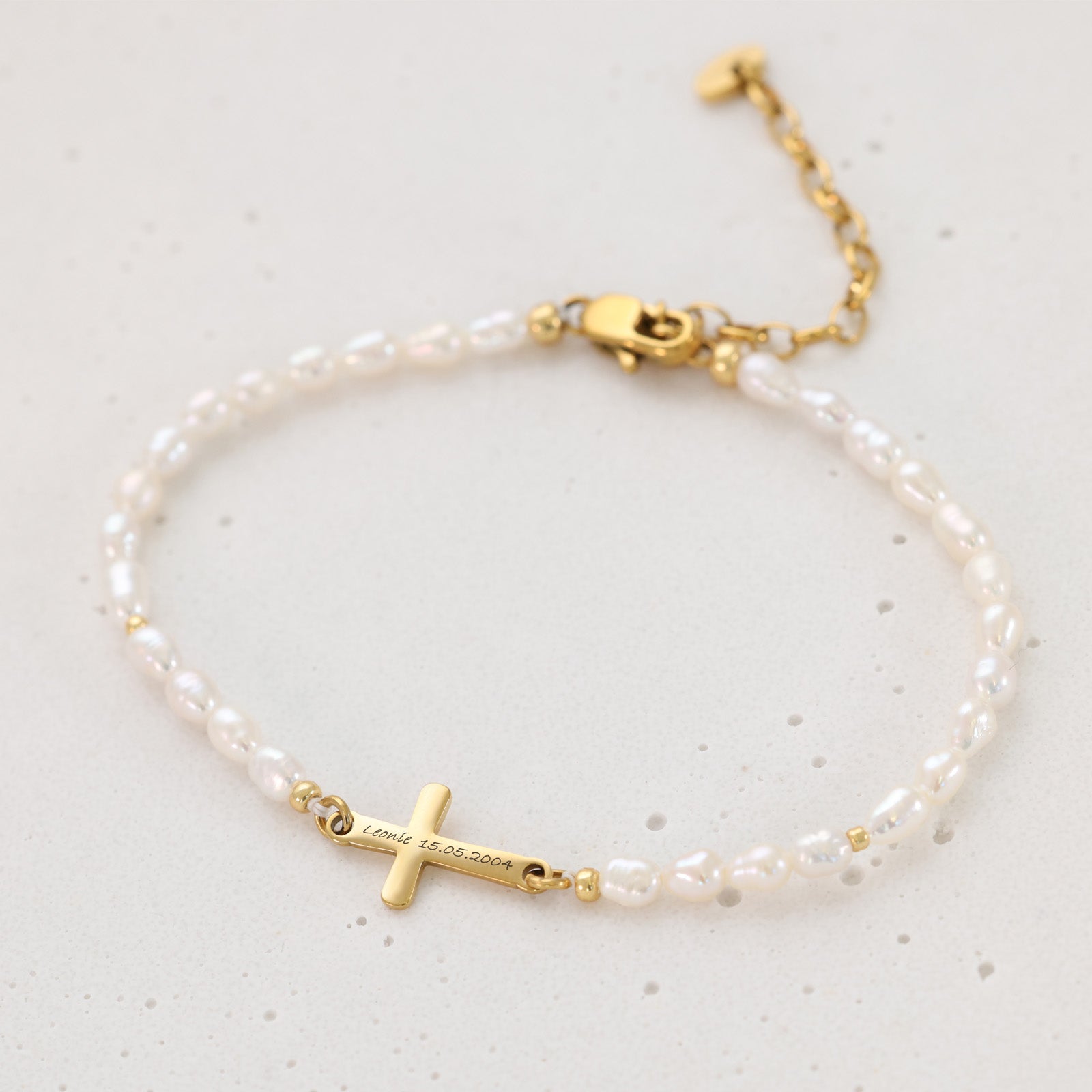 Süßwasserperlenarmband mit Kreuz