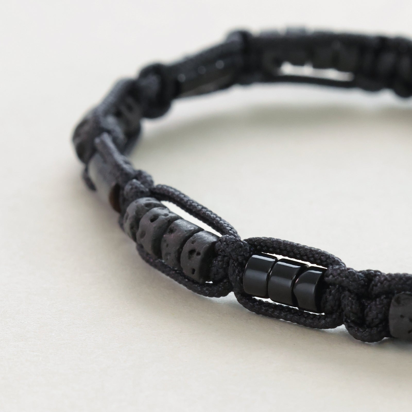 Makramee Armband aus Lava & Schwarzem Turmalin – Energie & Gravur