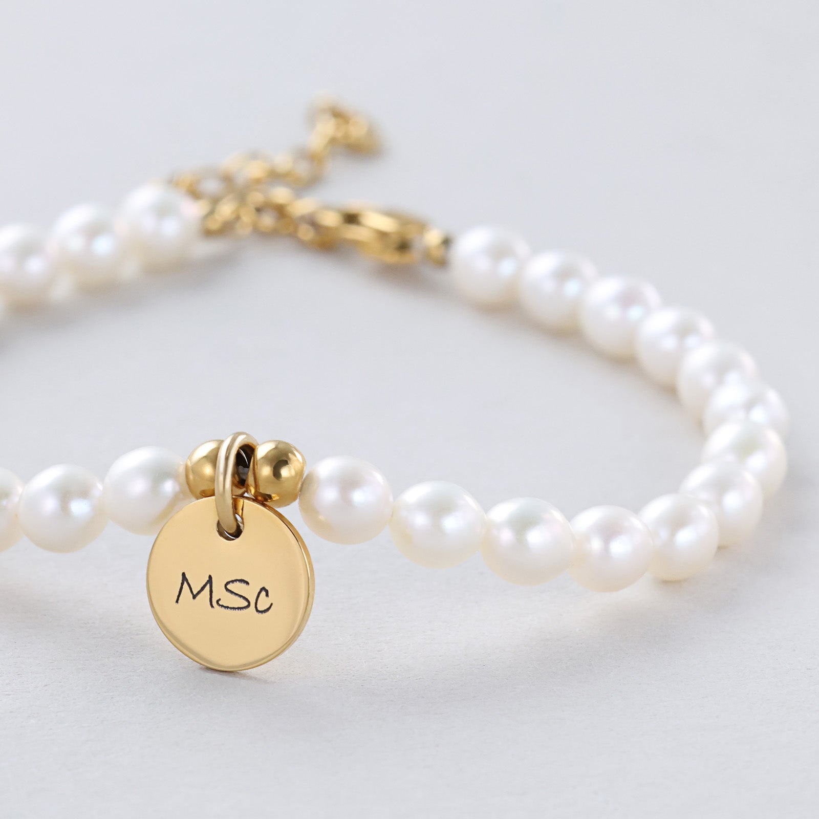 Elegantes Armband aus Süßwasserperlen mit Gravurplättchen Damen Armband VIVIANNASCHMUCK