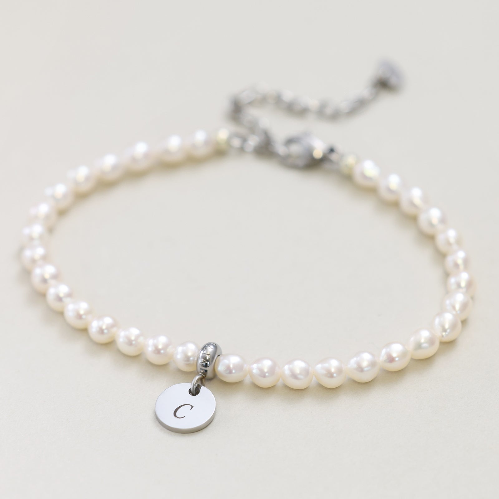 Perlenarmband aus Süßwasserperlen mit rundem Plättchen Damen Armband VIVIANNASCHMUCK