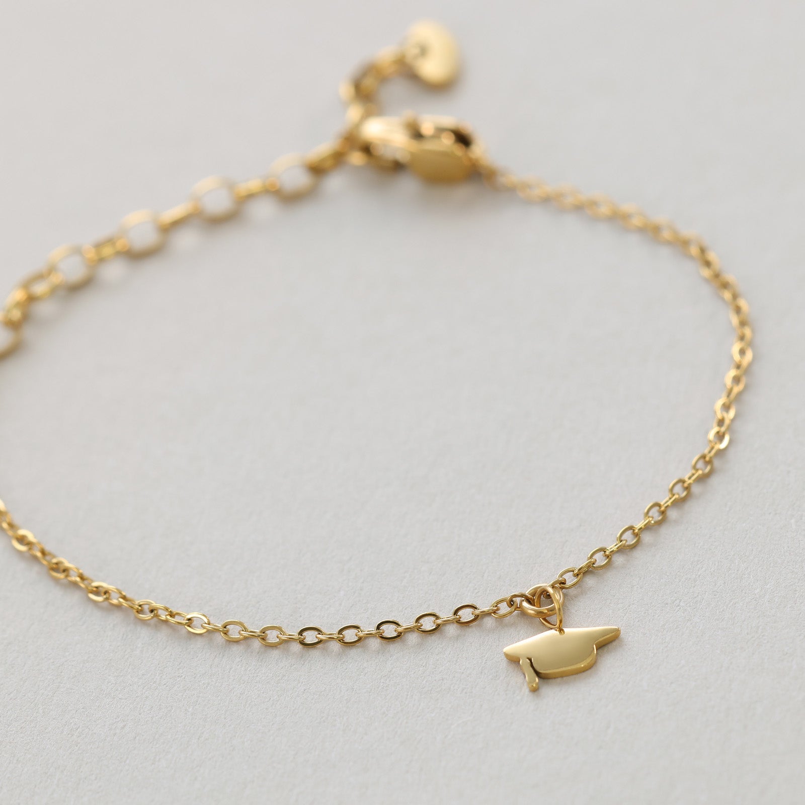 Personalisiertes Abschluss Armband mit Doktorhut Anhänger Damen Armband VIVIANNASCHMUCK