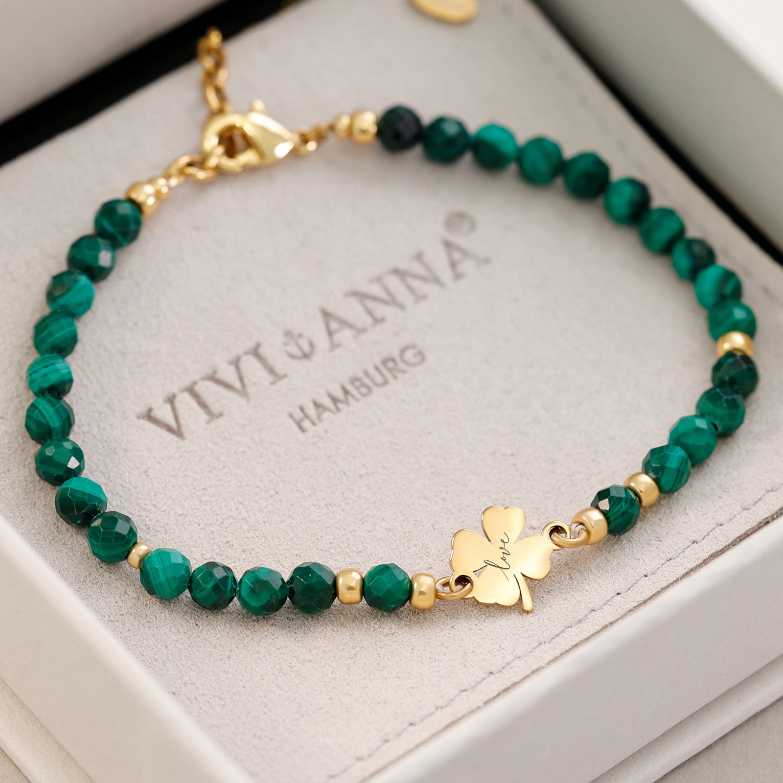 Malachit-Armband mit Kleeblatt in goldener Geschenkbox mit VIVI&ANNA Schmuckbeutel