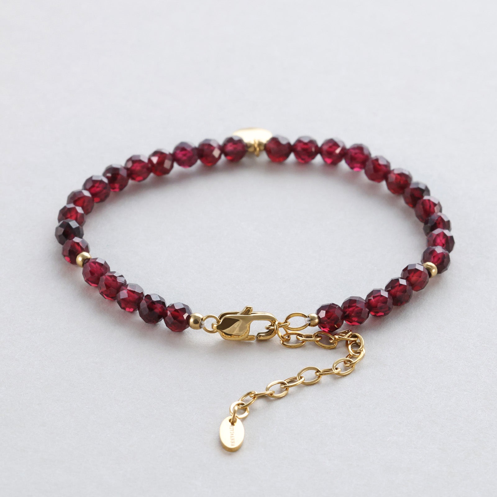 Granat-Chakra-Armband mit Gravurplättchen Damen Armband VIVIANNASCHMUCK