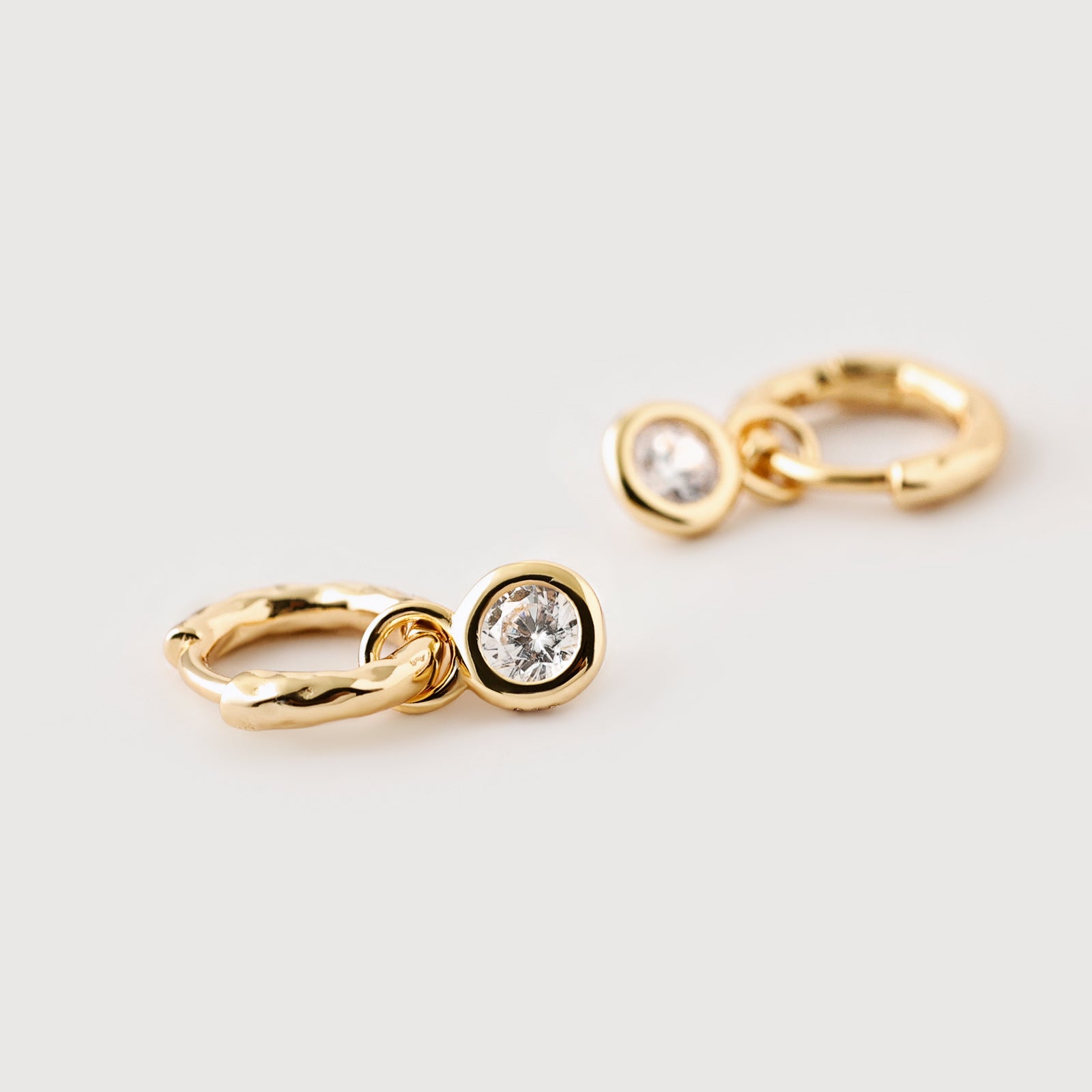 Mini Hammerschlag Creolen Ohrringe mit Zirkonia Anhänger - 925er Sterling Silber Ohrringe VIVIANNASCHMUCK