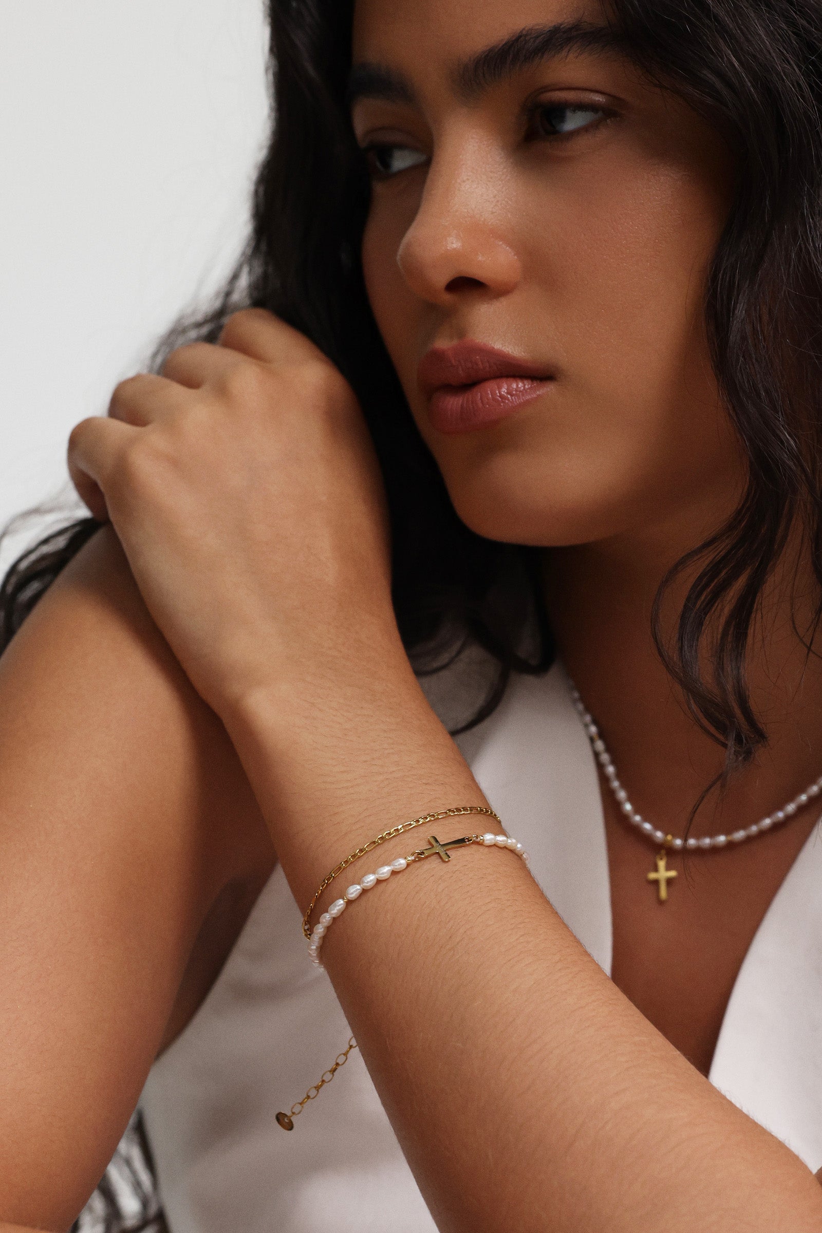 Süßwasserperlenarmband mit Kreuz