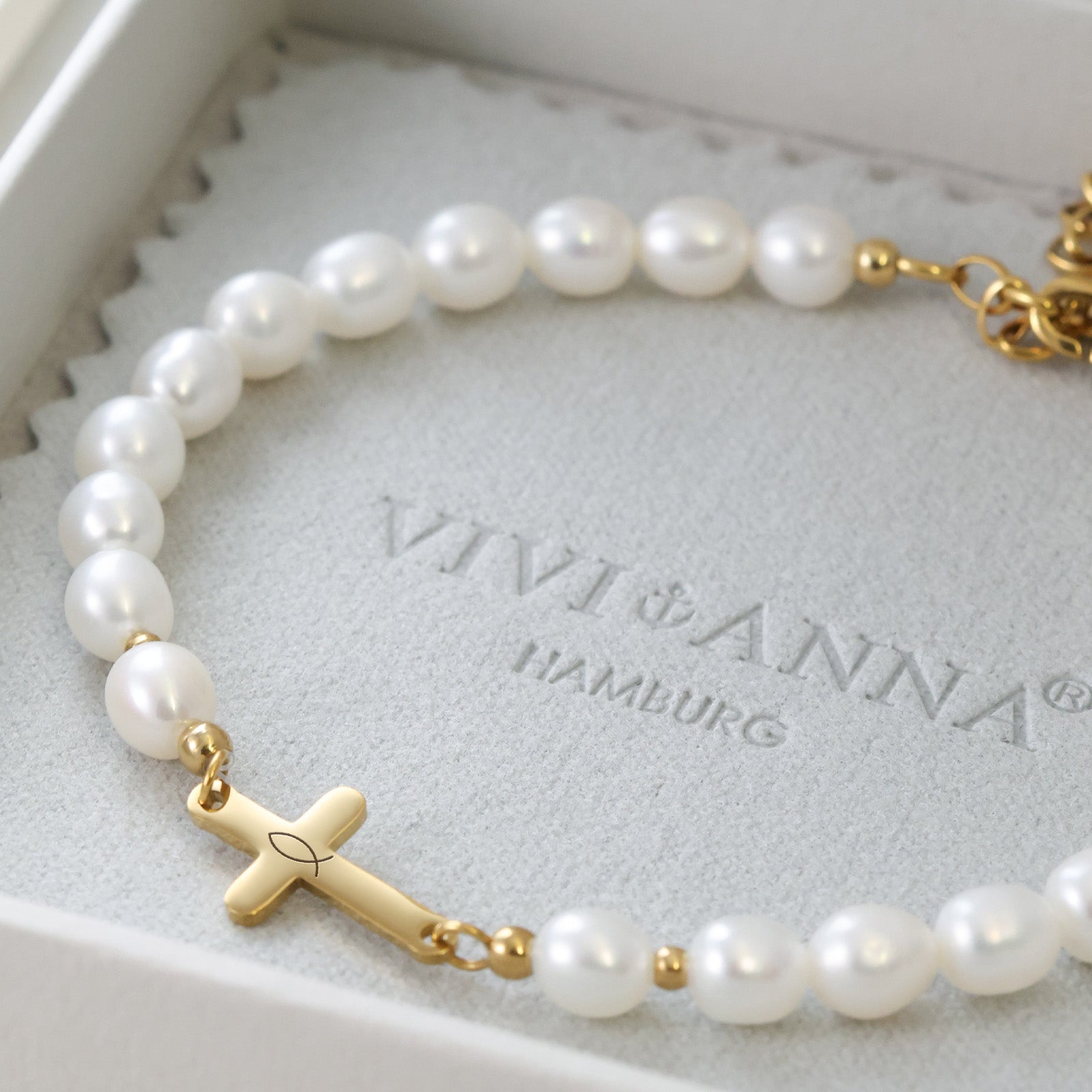 Perlenarmband mit Kreuz aus runden Perlen - Geschenk zur Taufe mit Karte Kinder Armband VIVIANNASCHMUCK