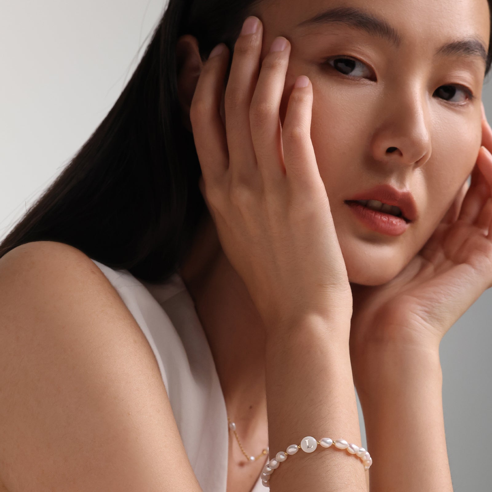 Süßwasserperlen Armband mit Perlmutt Initiale Damen Armband VIVIANNASCHMUCK