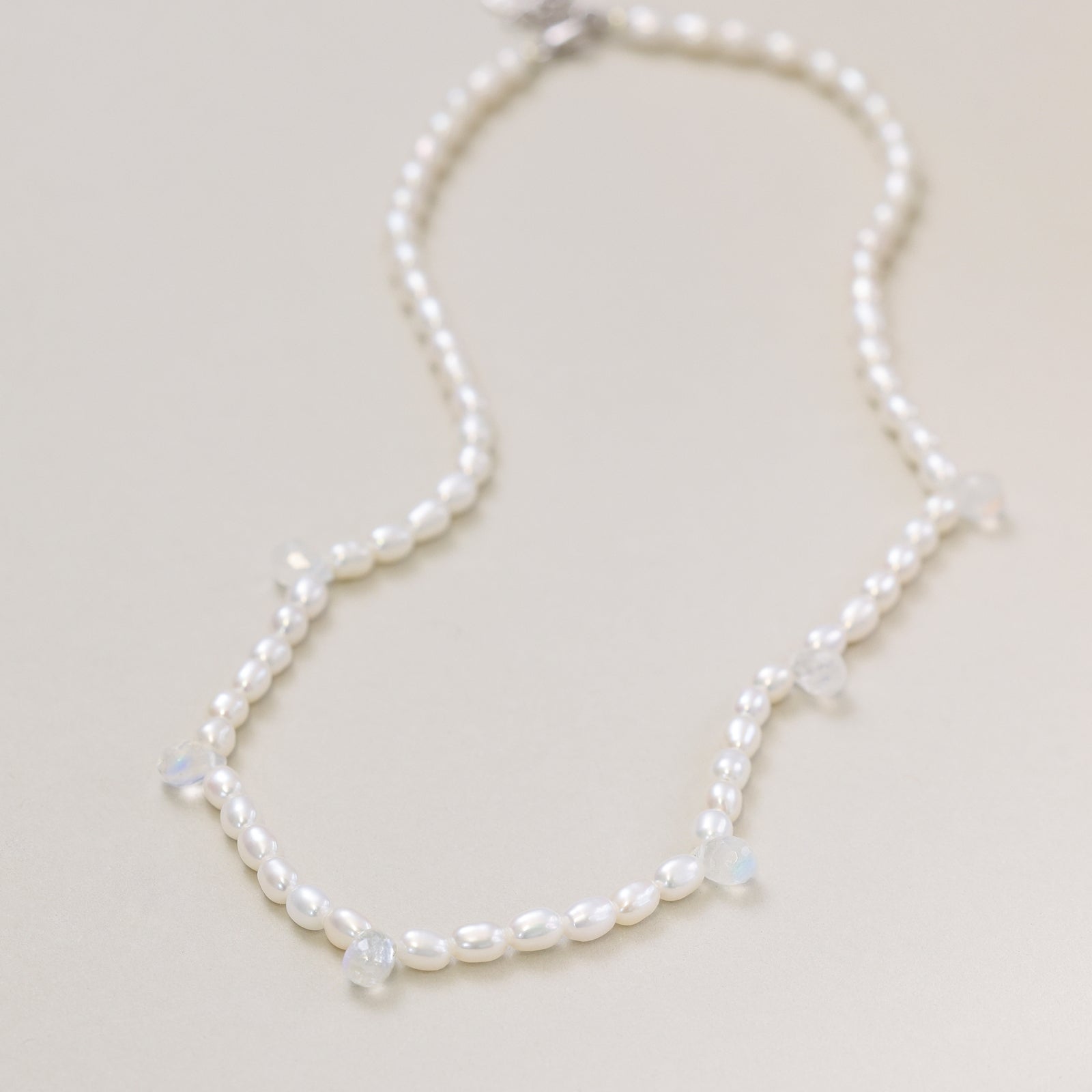 Perlenkette mit Mondsteinen – Süßwasserperlen & 925er Silber