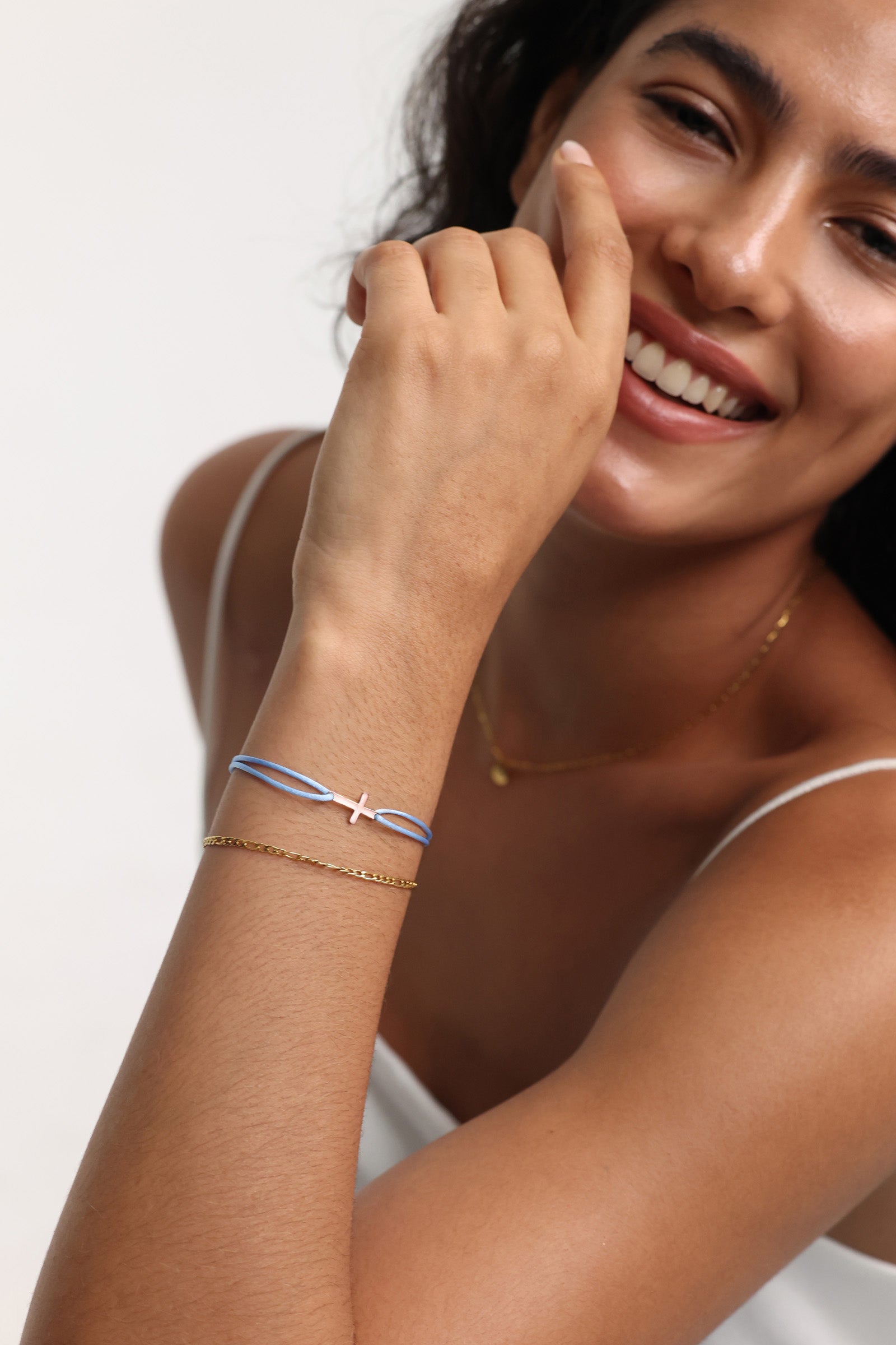 Satinarmband mit Kreuz & Wunschgravur Damen Armband VIVIANNASCHMUCK