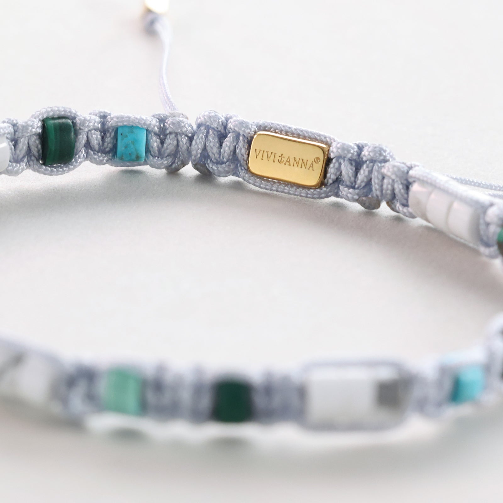 Makramee Armband aus Howlith, Malachit & Türkis – personalisierbar