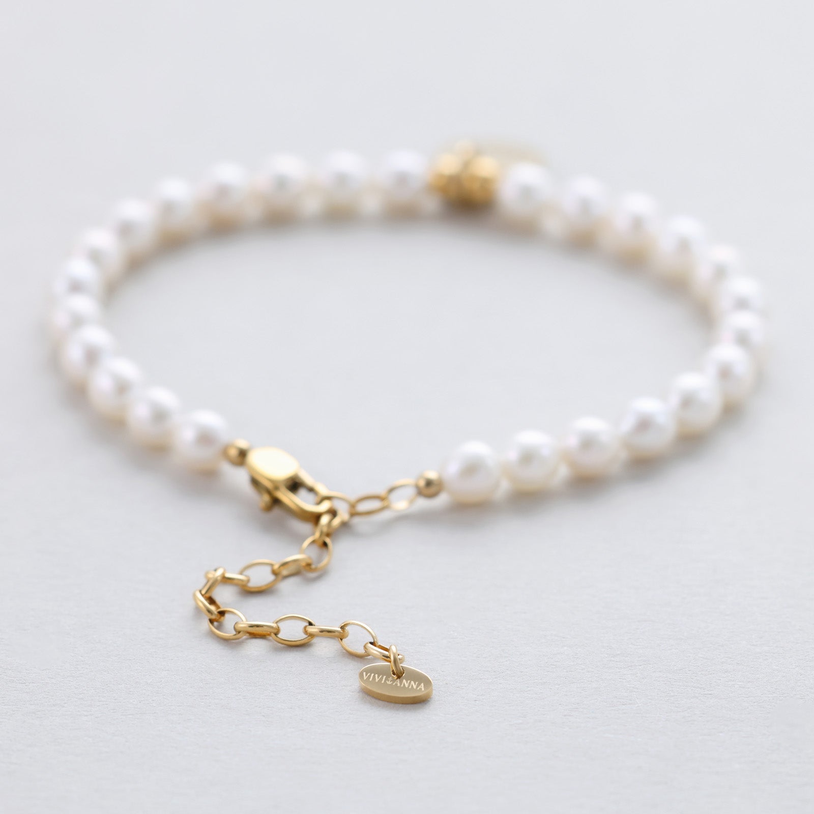 Elegantes Armband aus Süßwasserperlen mit Gravurplättchen Damen Armband VIVIANNASCHMUCK