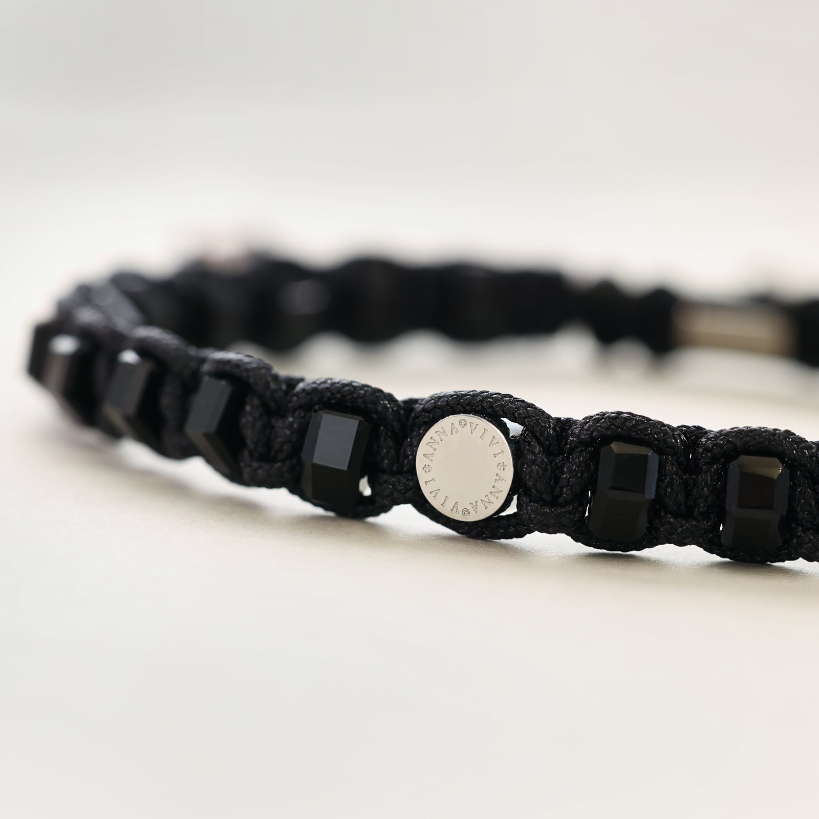 Makramee Armband mit schwarzem Onyx – handgeknüpft & gravierbar