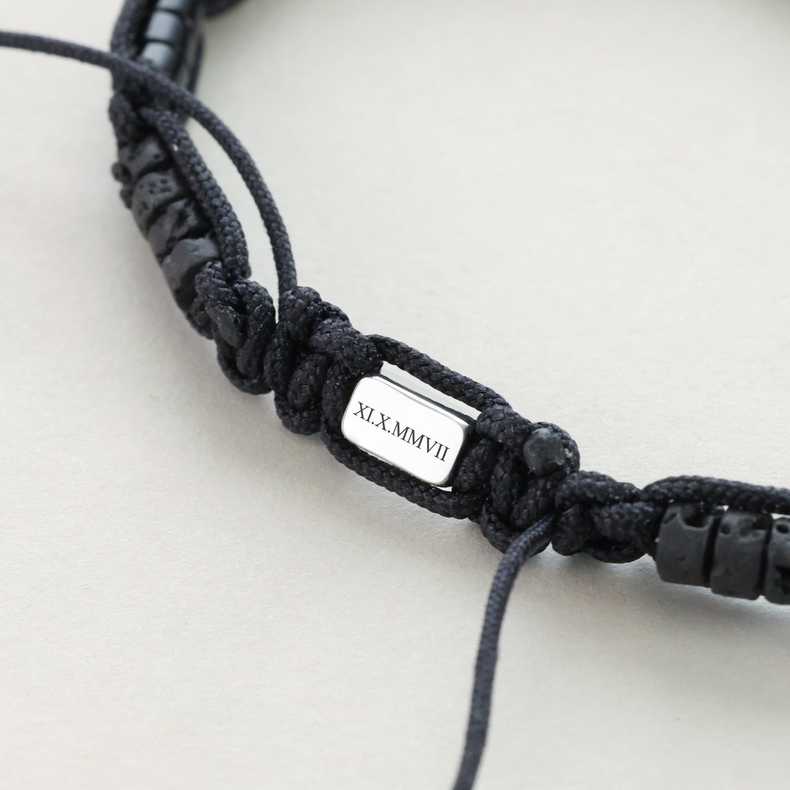 Makramee Armband aus Lava & Schwarzem Turmalin – Energie & Gravur Herren Armband VIVIANNASCHMUCK