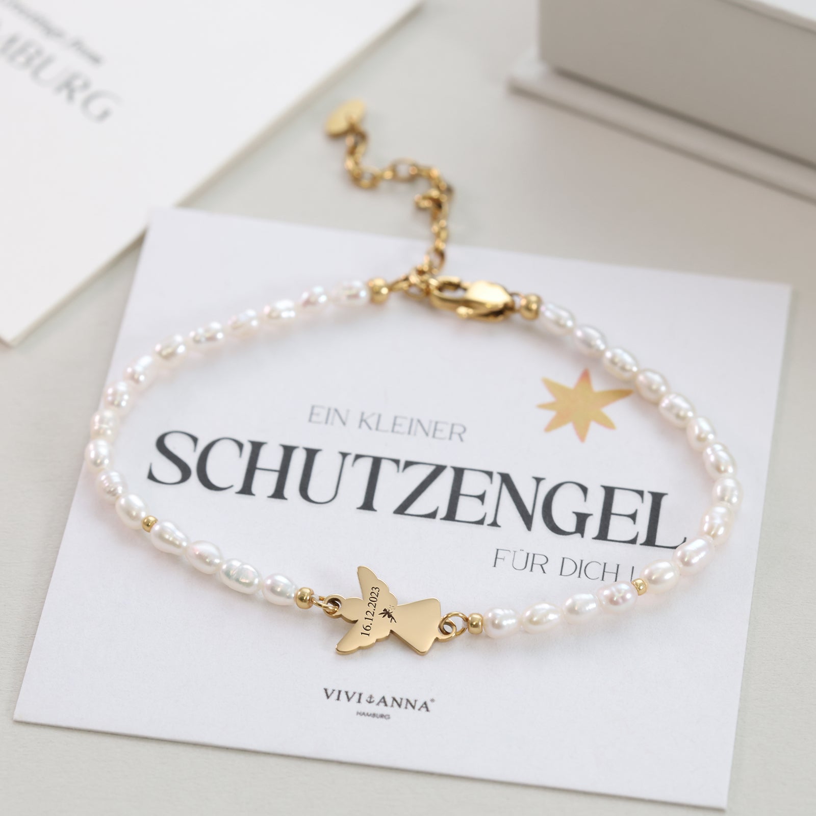 Zartes Süßwasser-Perlenarmband mit Schutzengel - Geschenk mit Karte Damen Armband VIVIANNASCHMUCK