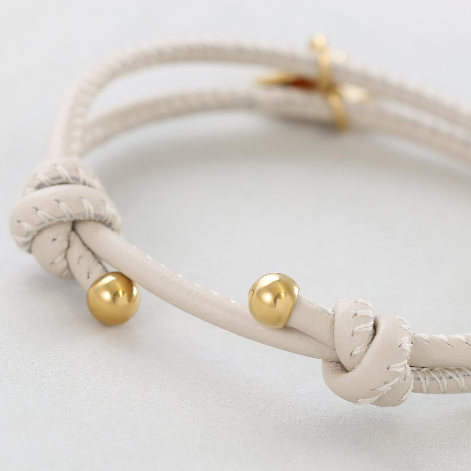 Personalisiertes Lederarmband mit Gravurplättchen Damen Armband VIVIANNASCHMUCK