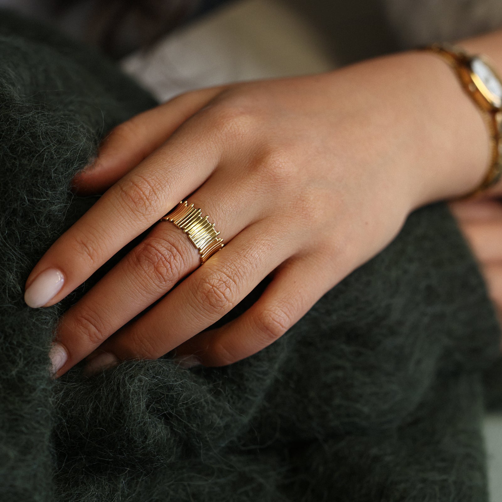 Goldener Ring mit abstrakter Form - Edelstahl, verstellbar