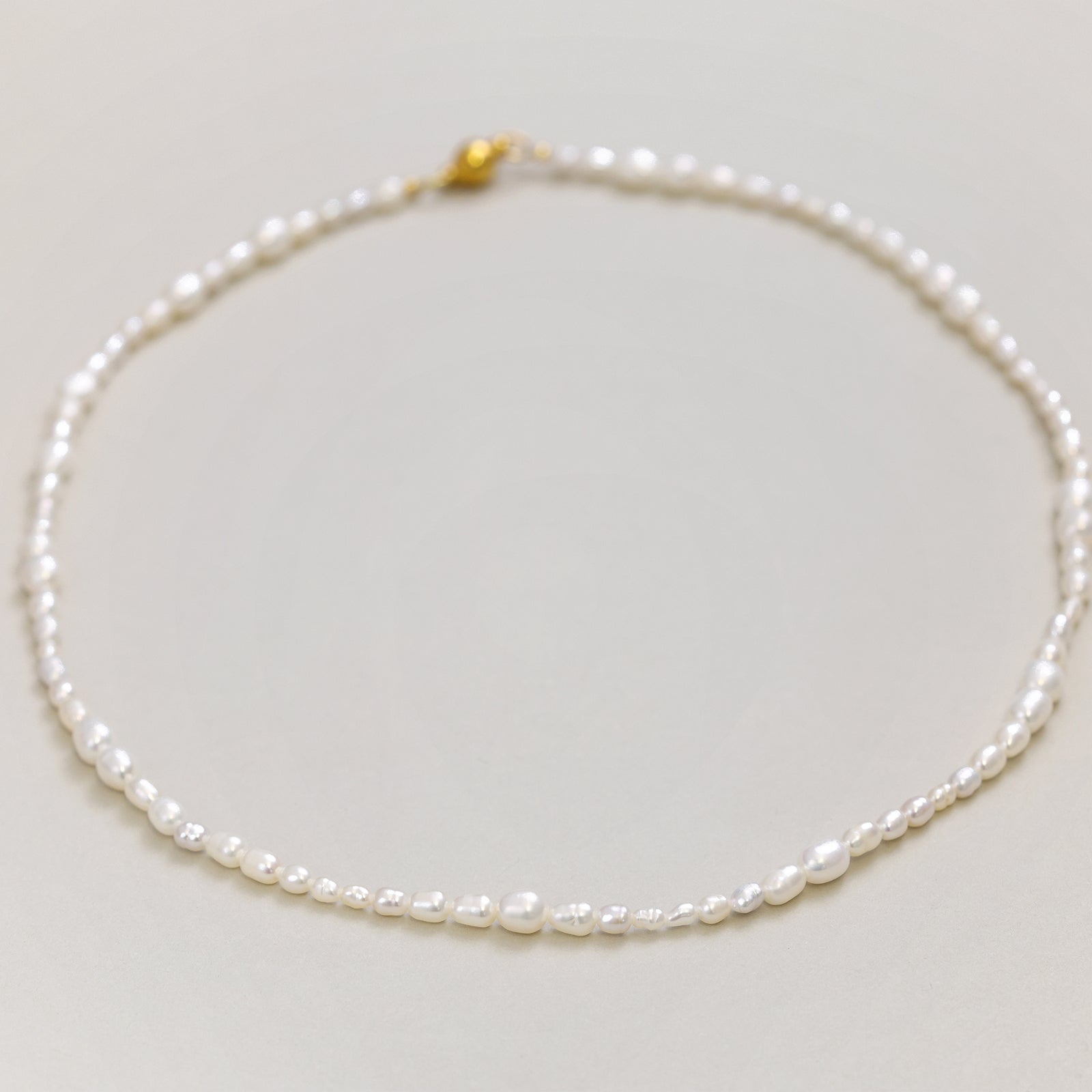 Süßwasserperlenkette in natürlicher Form mit Magnetverschluss Damen Halskette VIVIANNASCHMUCK