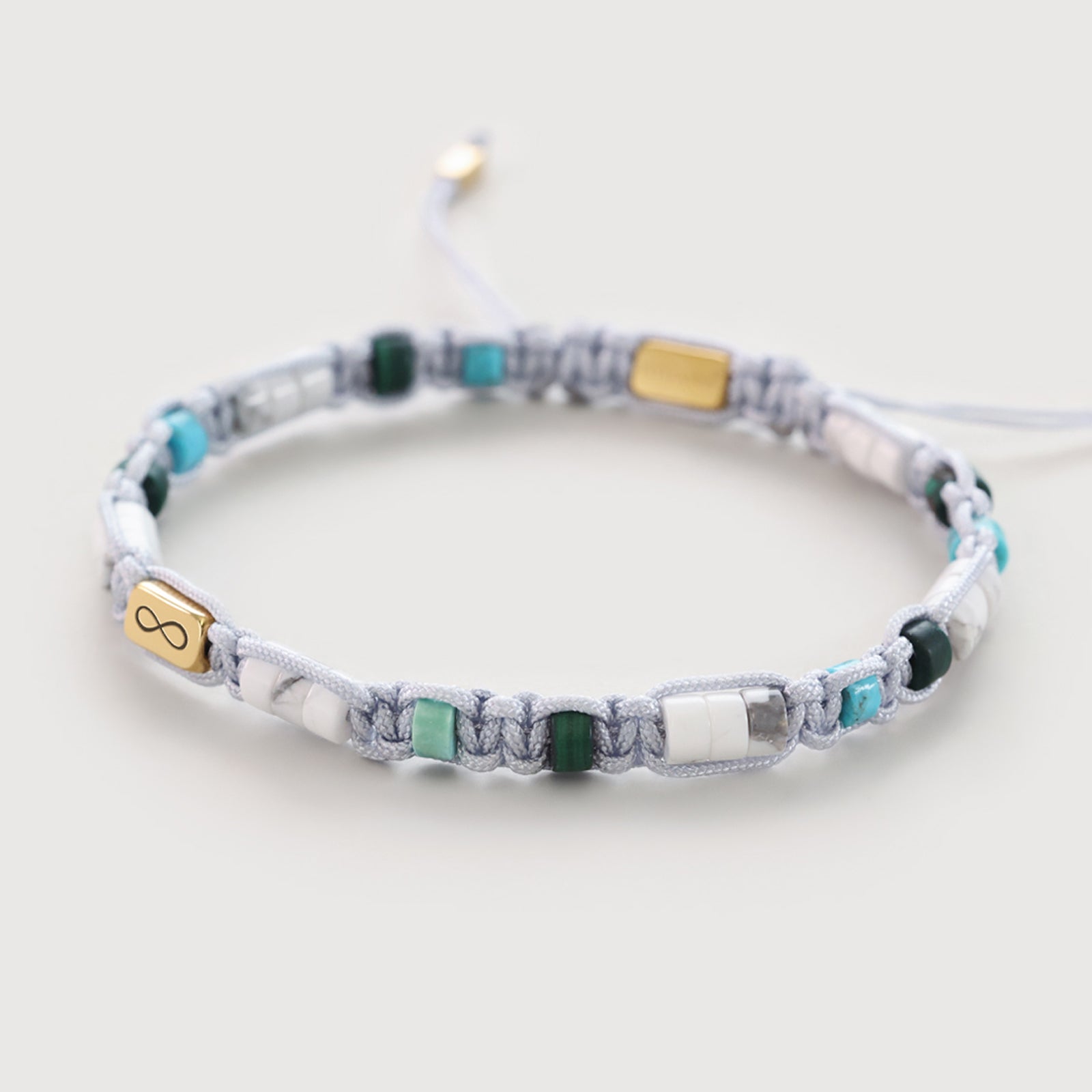 Makramee Armband aus Howlith, Malachit & Türkis – personalisierbar