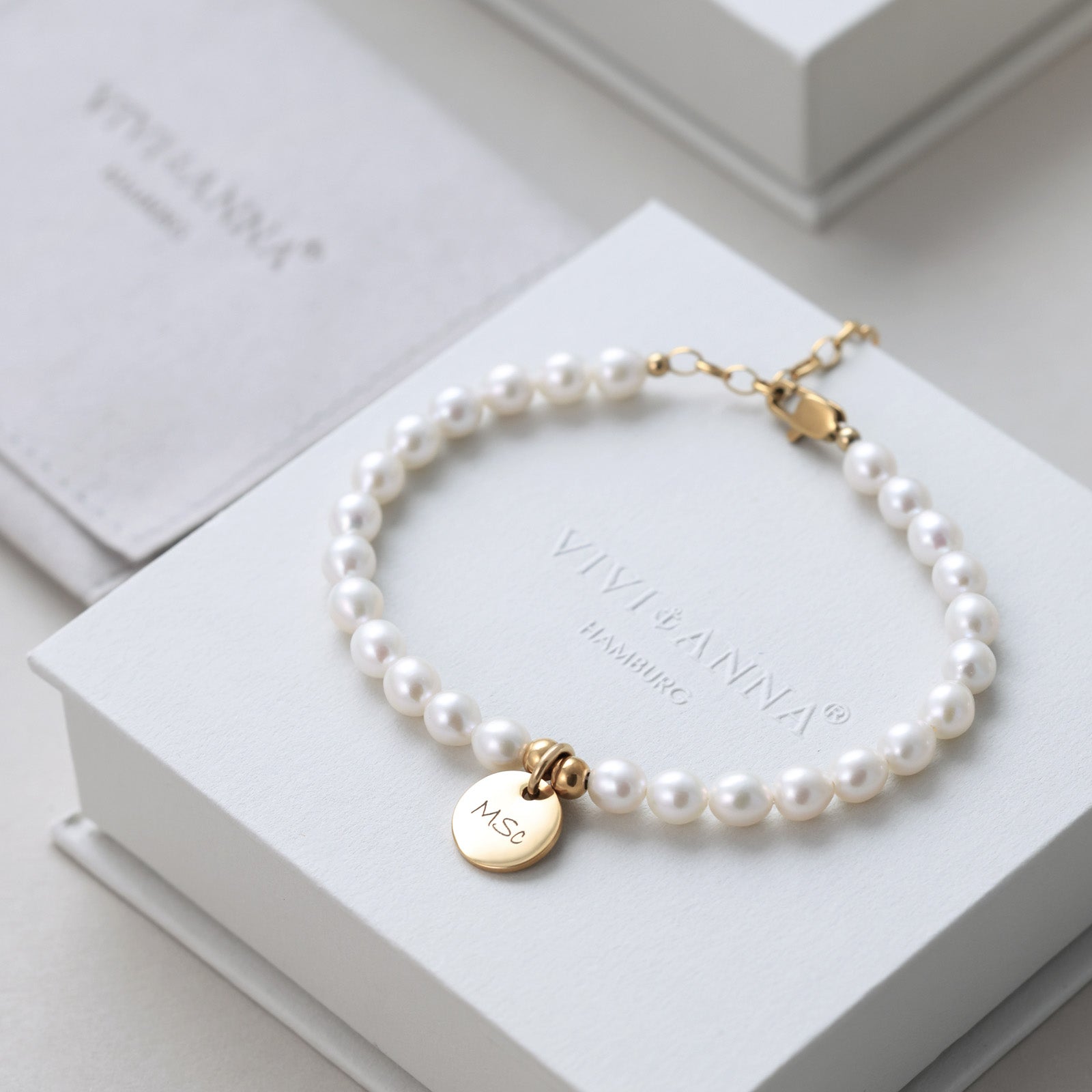 Elegantes Armband aus Süßwasserperlen mit Gravurplättchen Damen Armband VIVIANNASCHMUCK