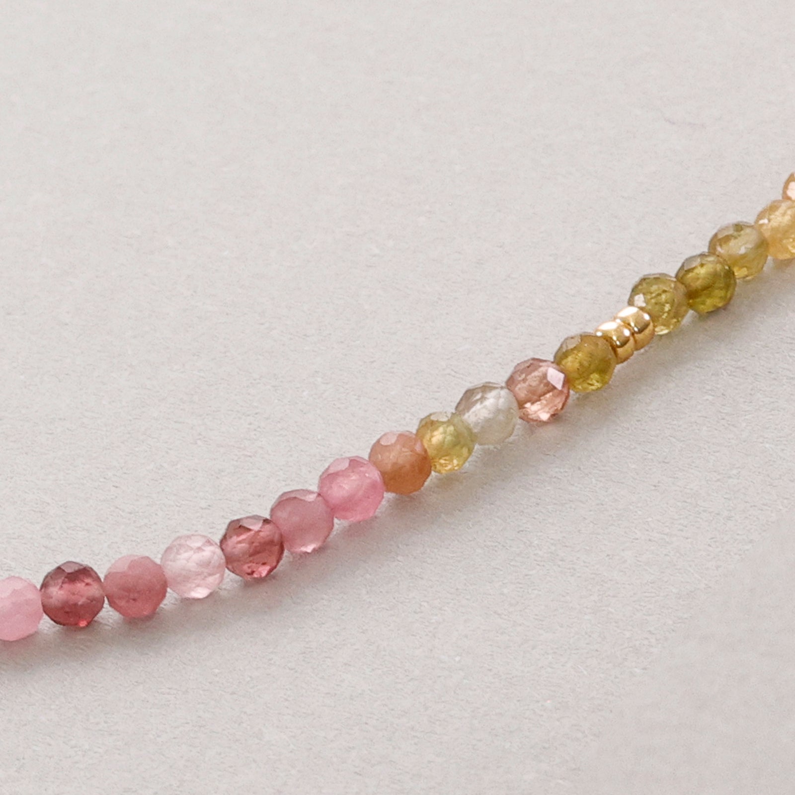 Regenbogen-Turmalin Halskette mit Hammerschlagplättchen - 925er Sterling Silber