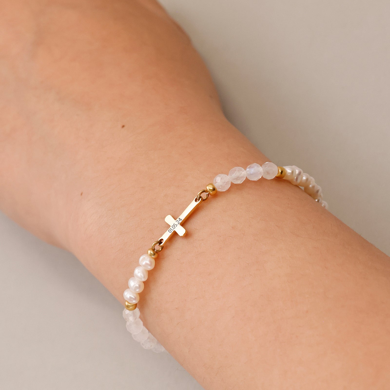 Mondstein & Süßwasserperlen-Armband mit Kreuz - Geschenk zur Kommunion mit Karte Damen Armband VIVIANNASCHMUCK