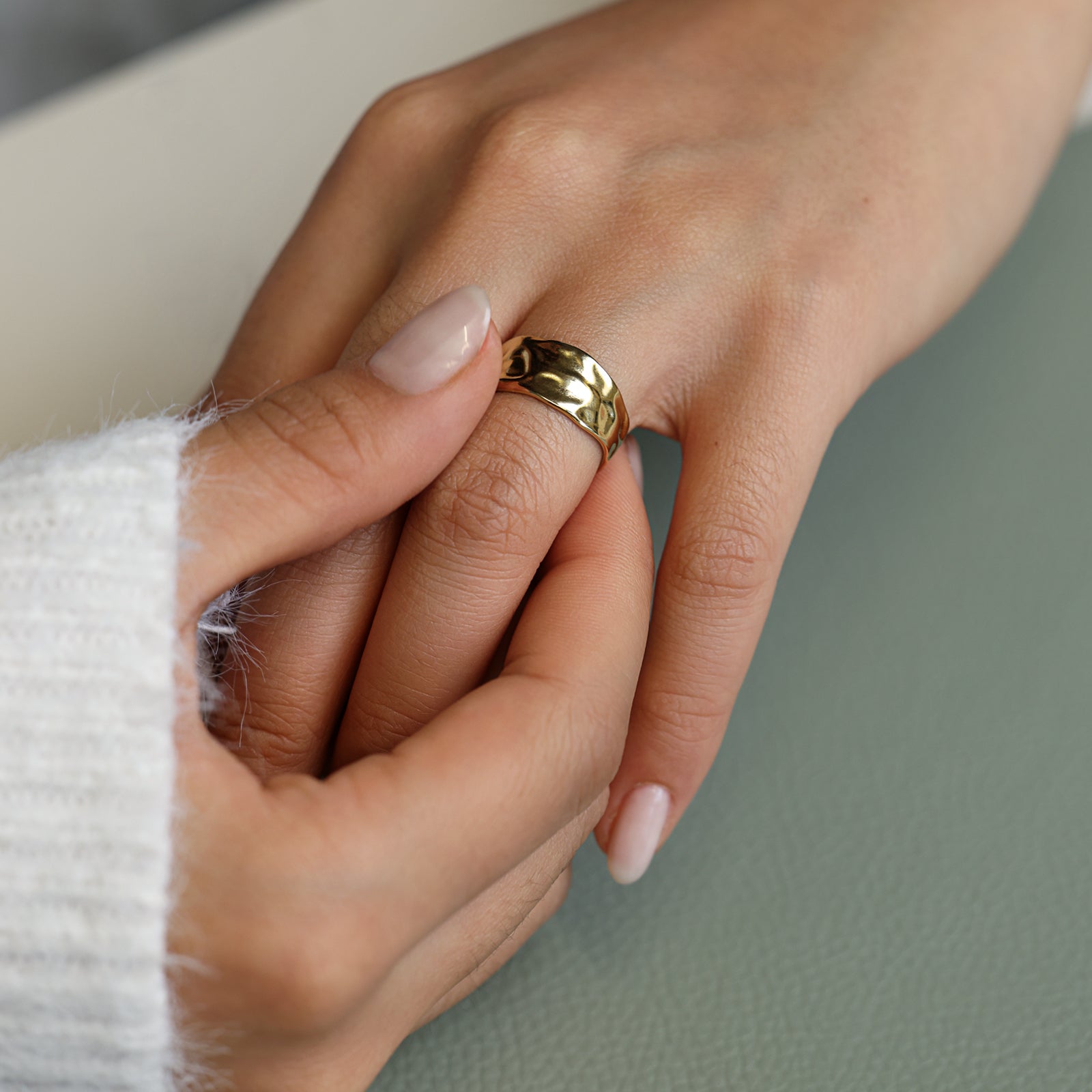 Goldener Ring mit Hammerschlag-Optik – Edelstahl, verstellbar