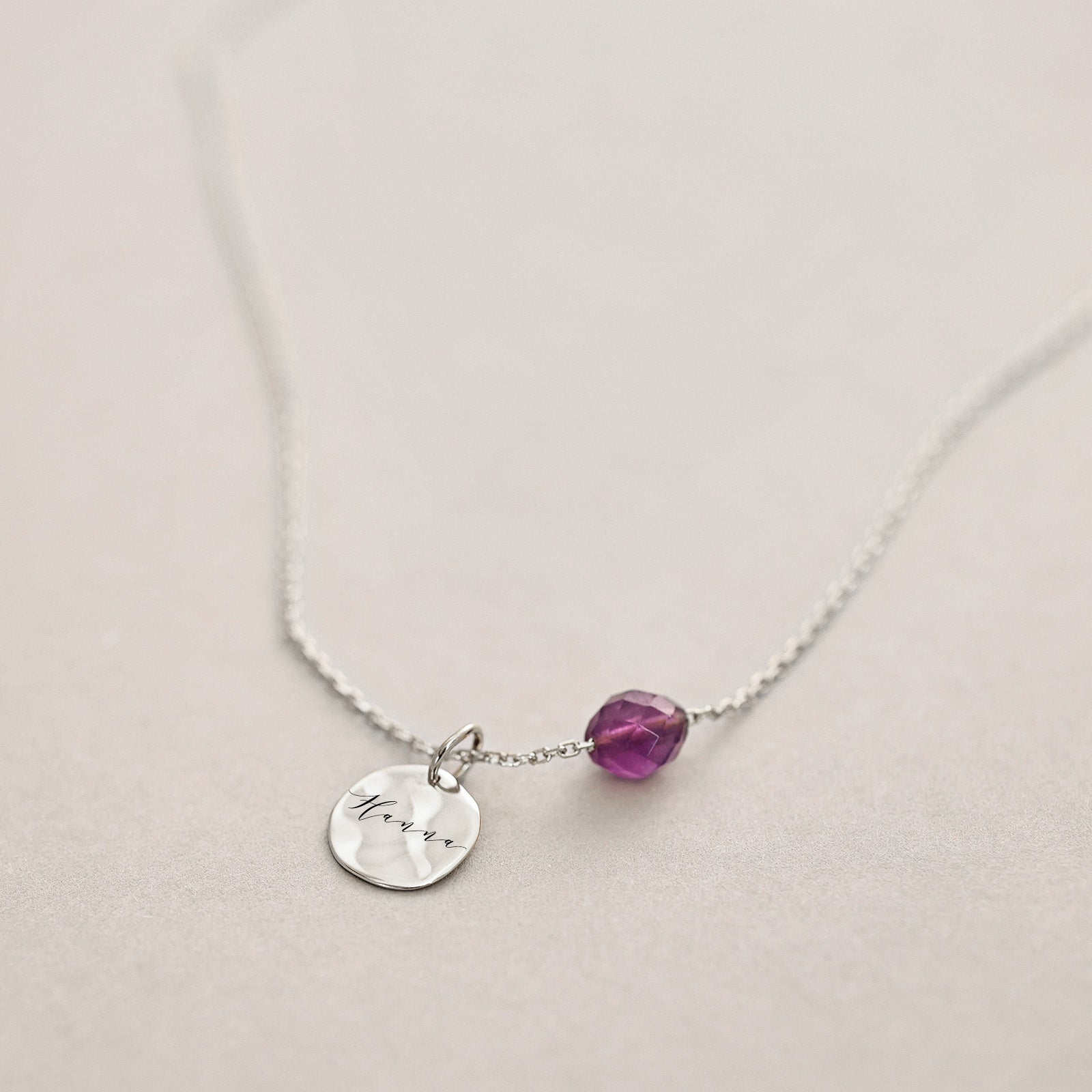 Personalisierte Heilstein-Kette mit Gravurplättchen – 925er Silber Damen Halskette VIVIANNASCHMUCK