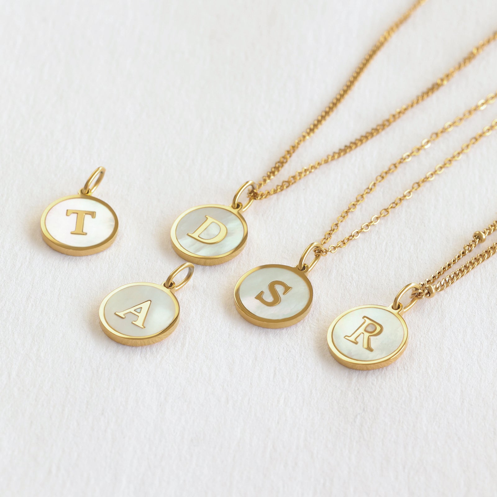 Perlmutt Buchstabenkette - 18k vergoldet Damen Halskette VIVIANNASCHMUCK