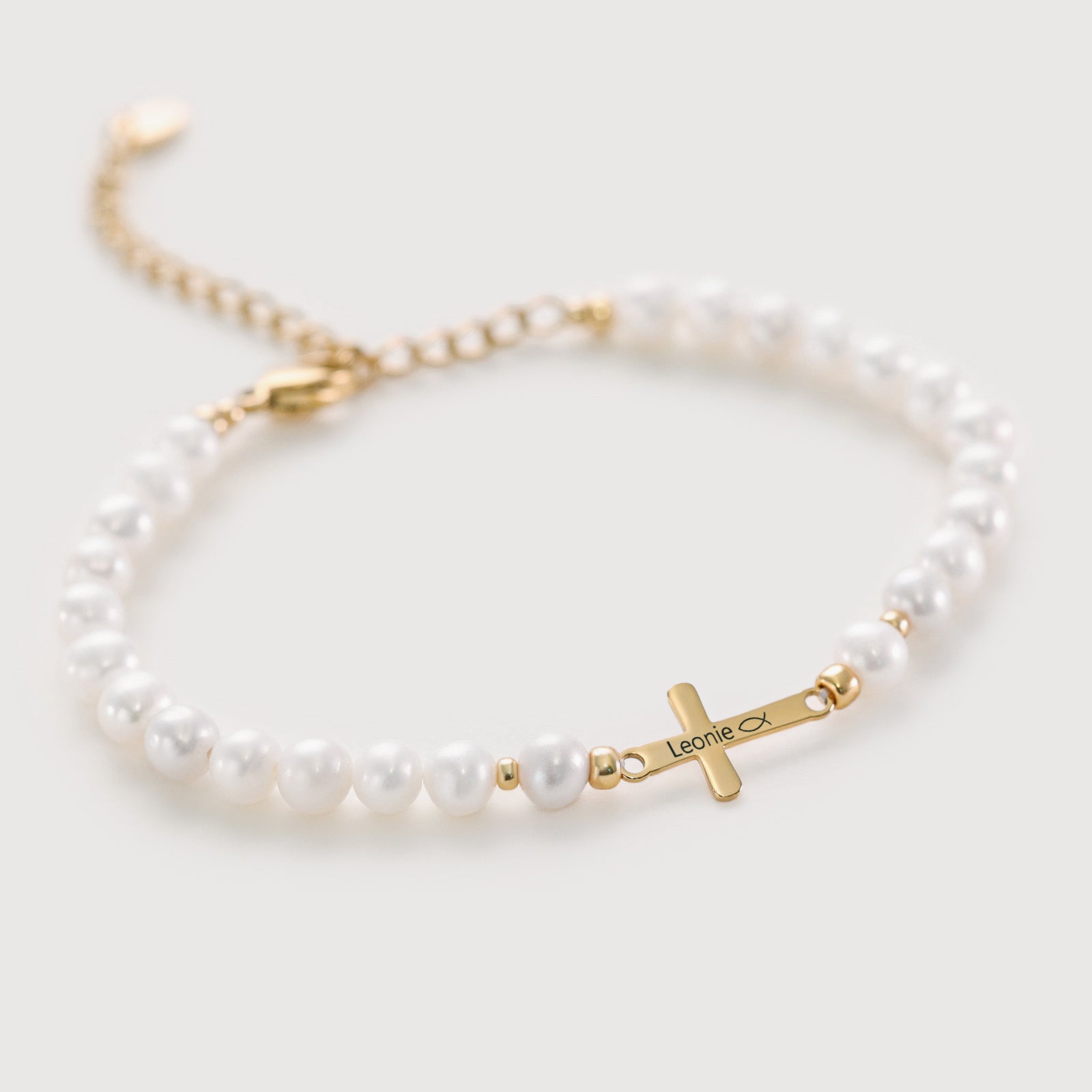 Armband mit Süßwasserperlen & gravierbarem Kreuz