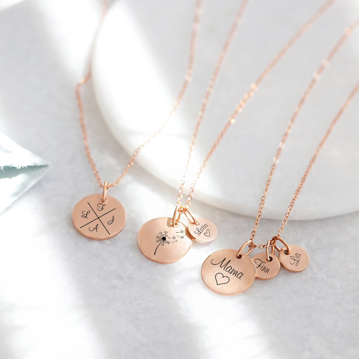 Personalisierte Familienkette mit großen und kleinen Gravurplättchen