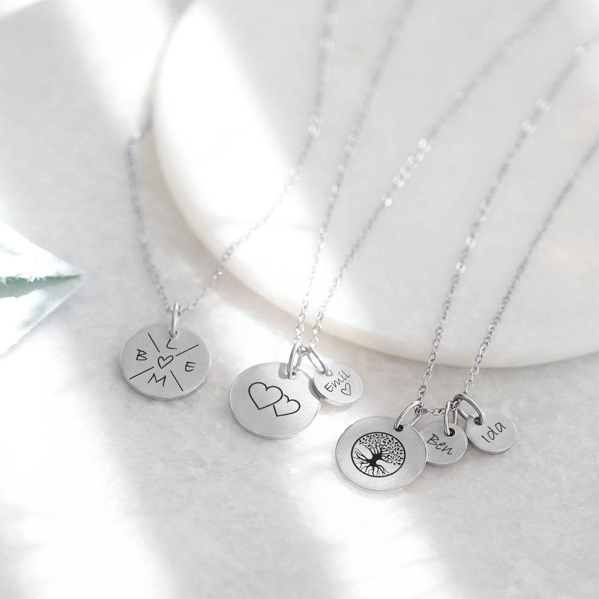 Personalisierte Familienkette mit großen und kleinen Gravurplättchen
