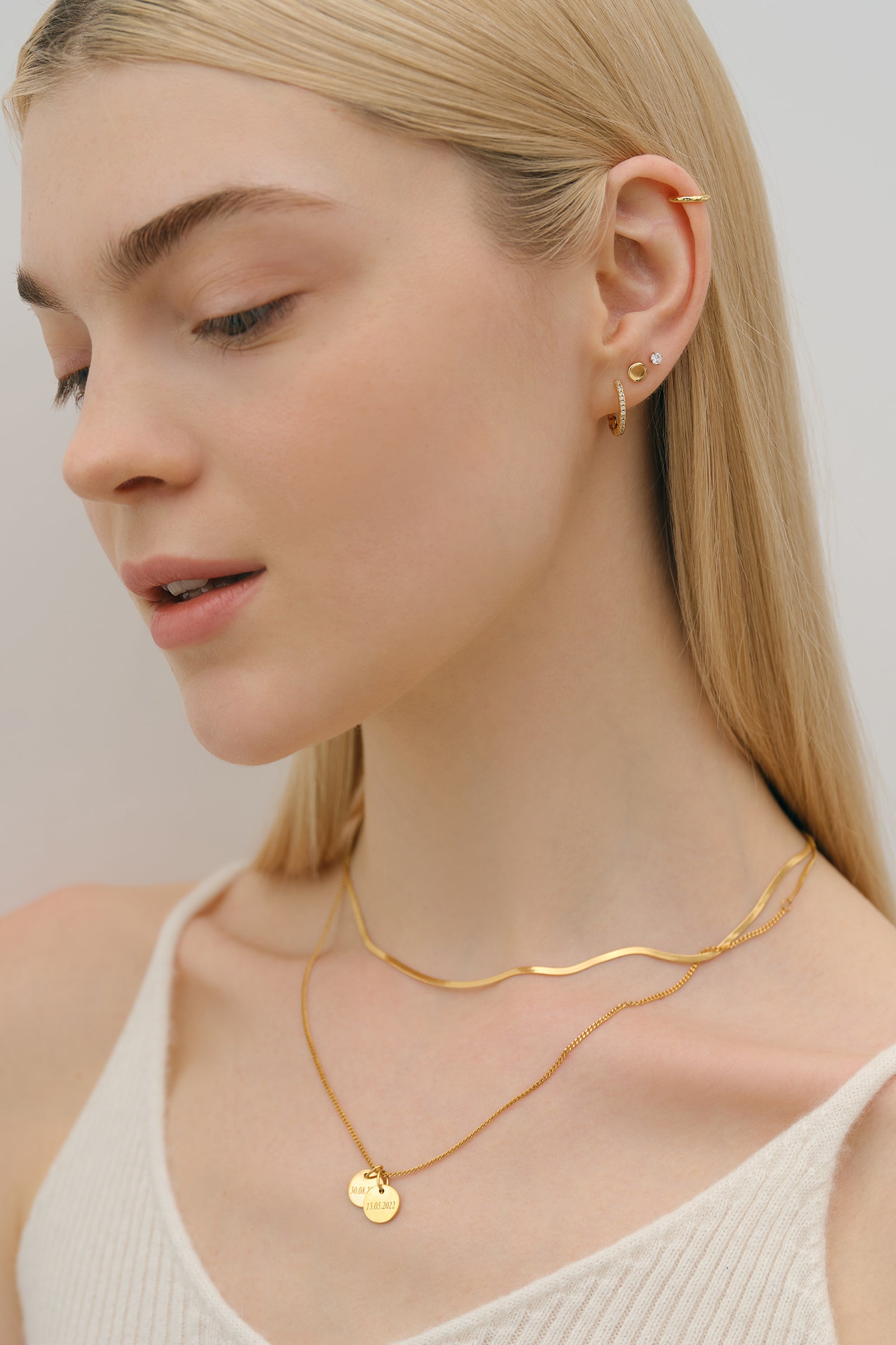 Personalized necklaces with round plates