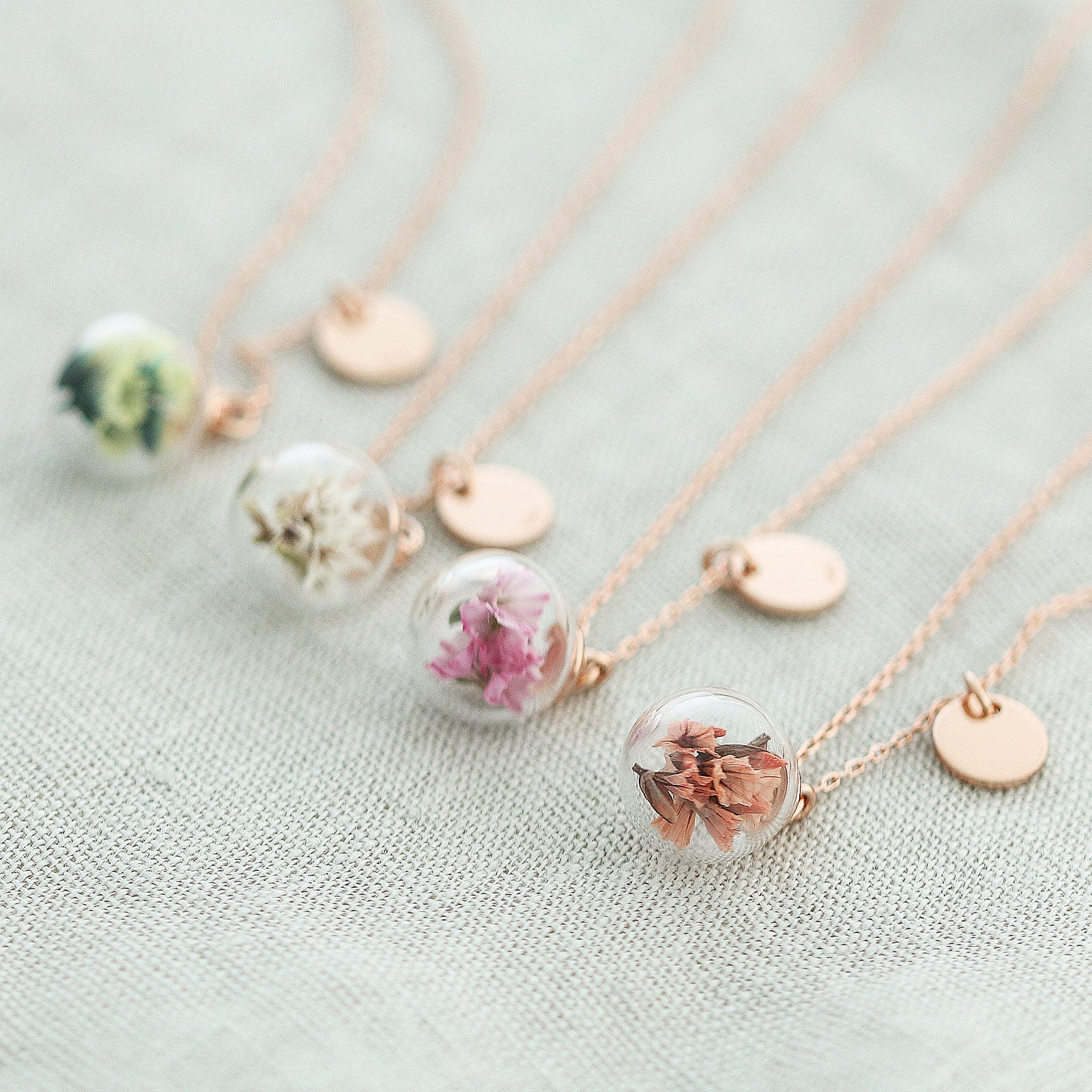 Echte Blümchenkette mit Gravurplättchen – wähl deine Lieblingsblume